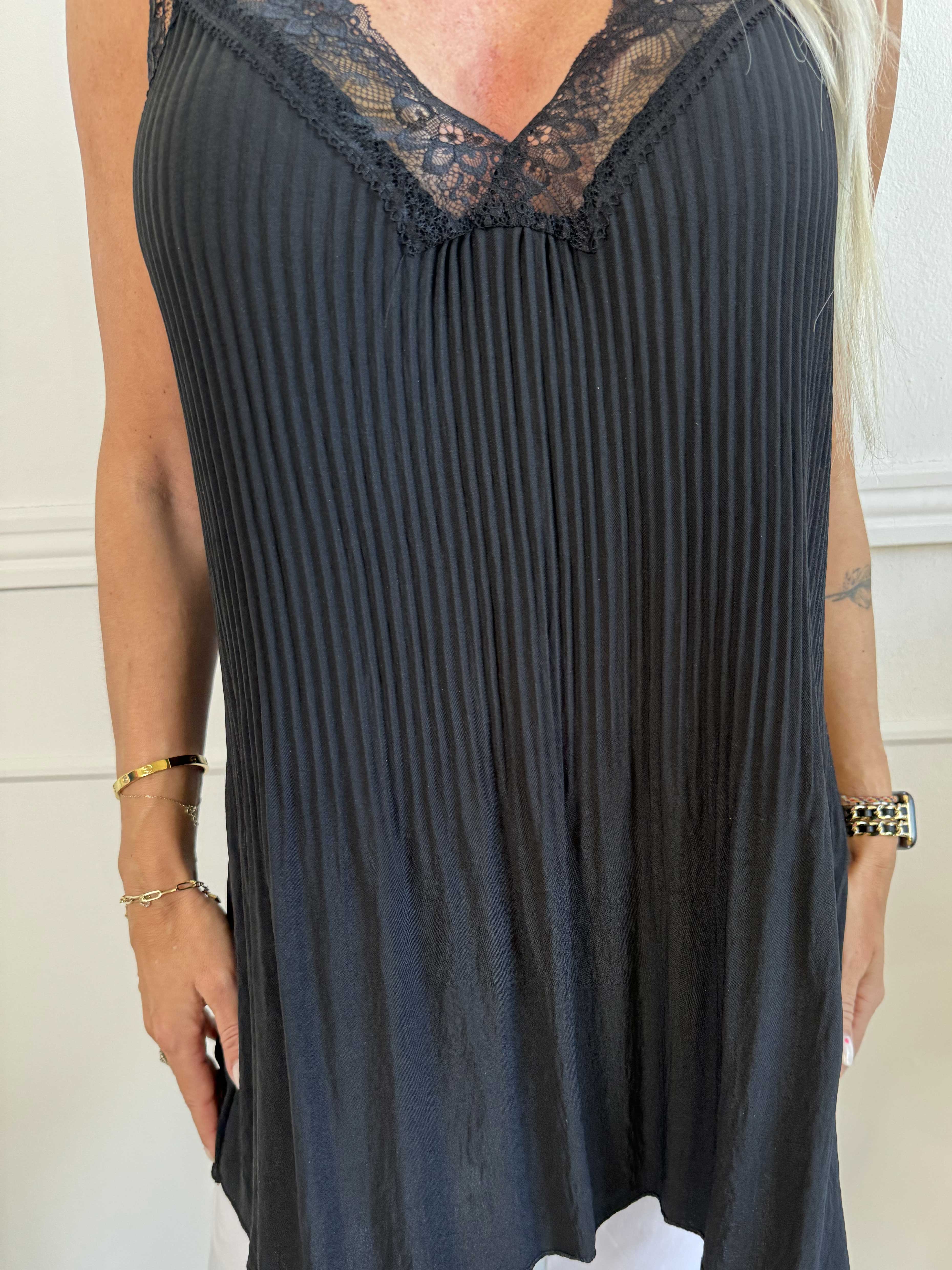 Alicante - Plisseret top i viskose med blondestropper