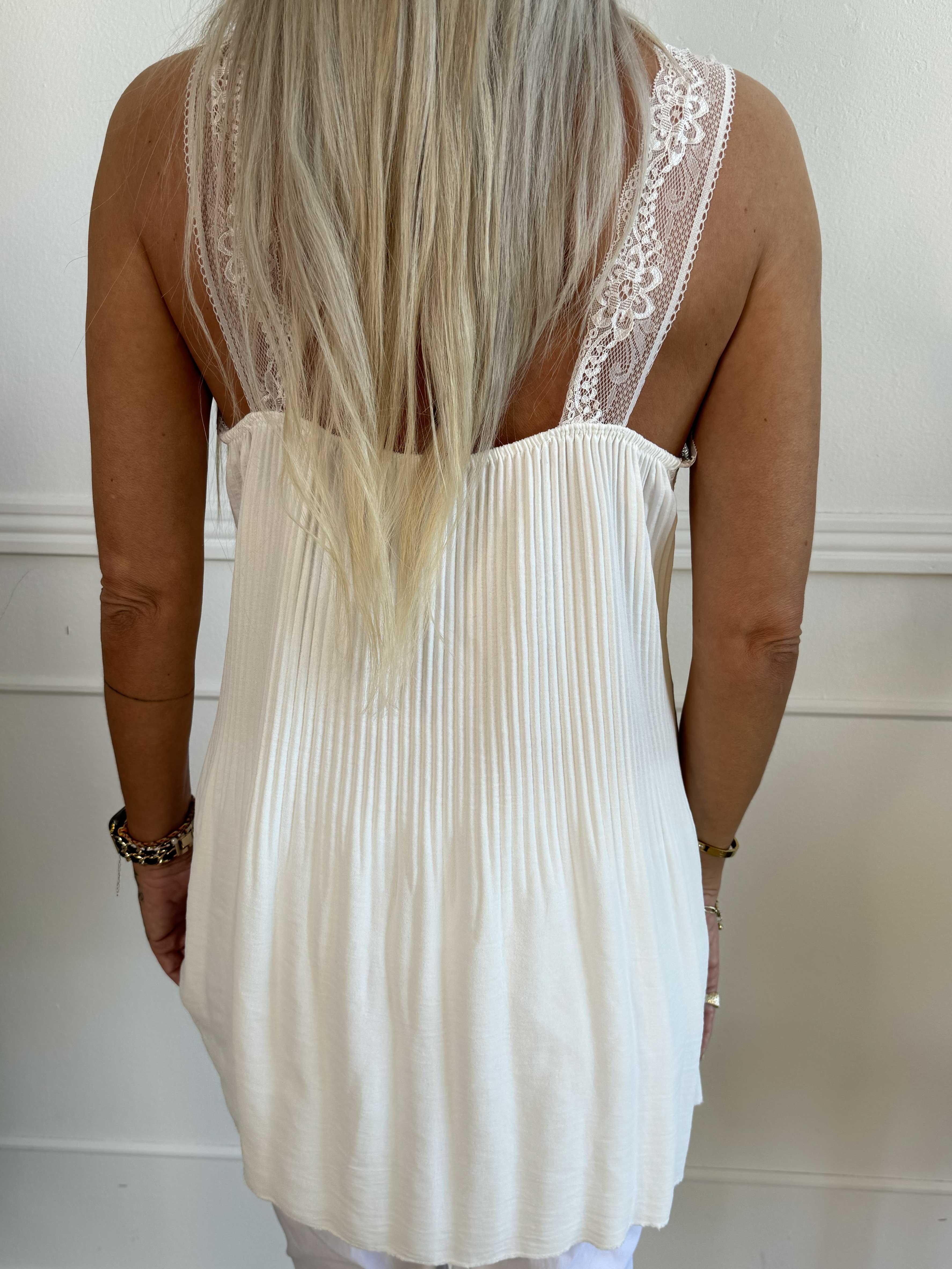 Alicante - Plisseret top i viskose med blondestropper