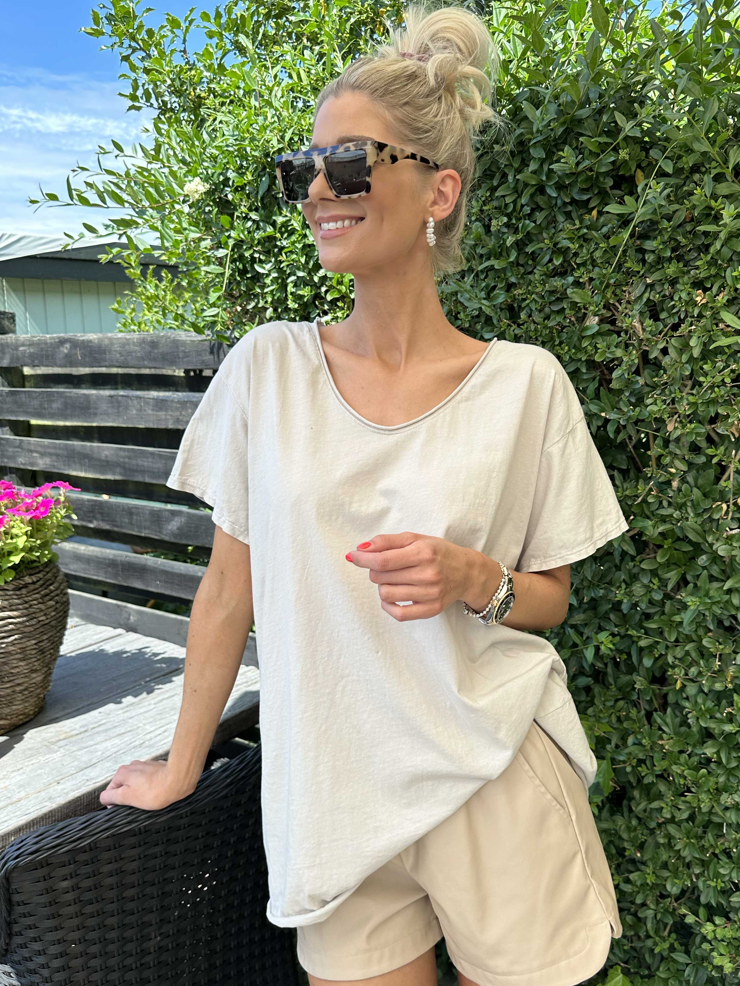 Alison - T-shirt i bomuld med v-udskæring