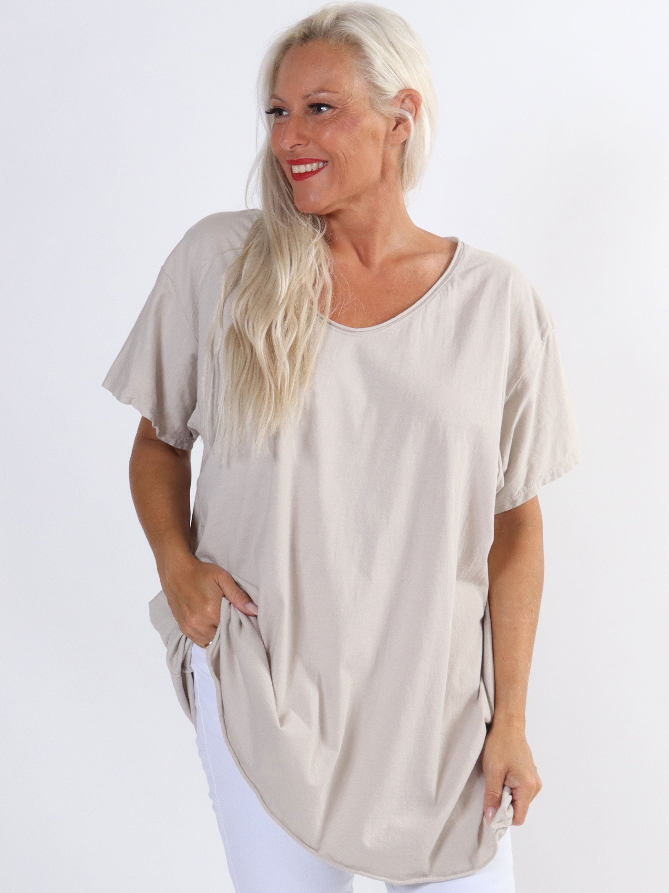 Alison - Plus size t-shirt i bomuld med v-udskæring