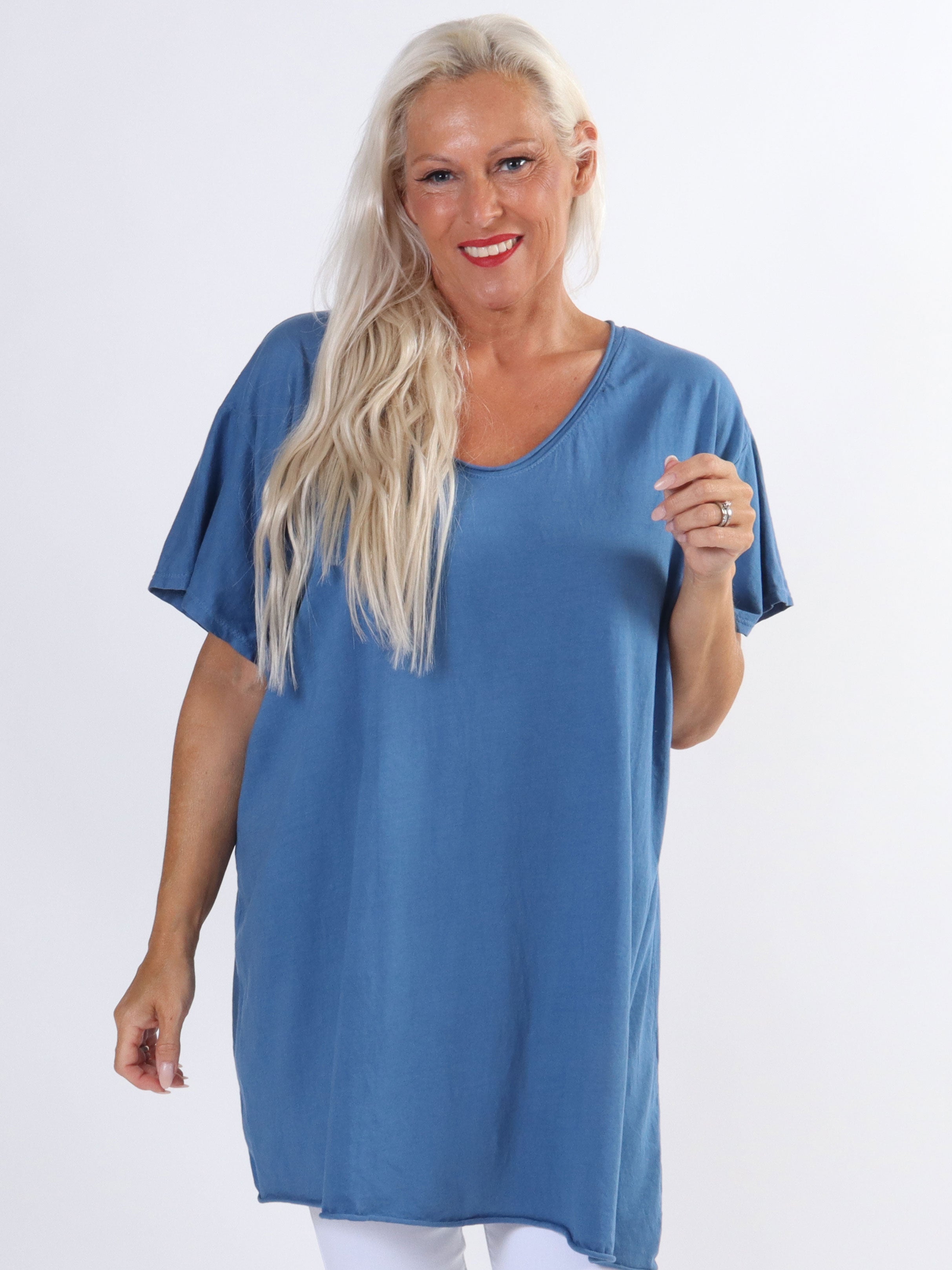 Alison - Plus size t-shirt i bomuld med v-udskæring