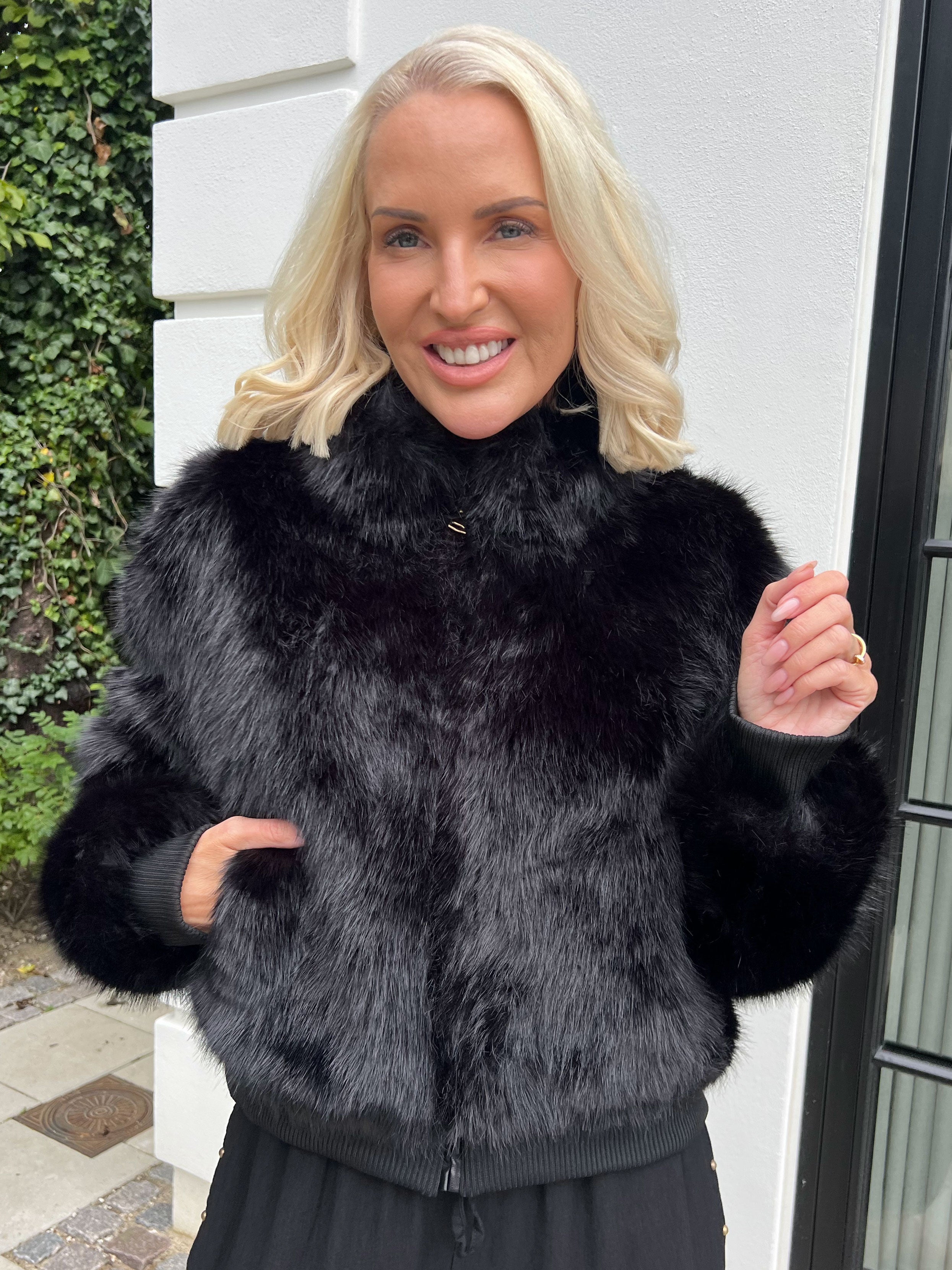 Alison - Blød og varm faux fur-jakke i kort model med høj hals