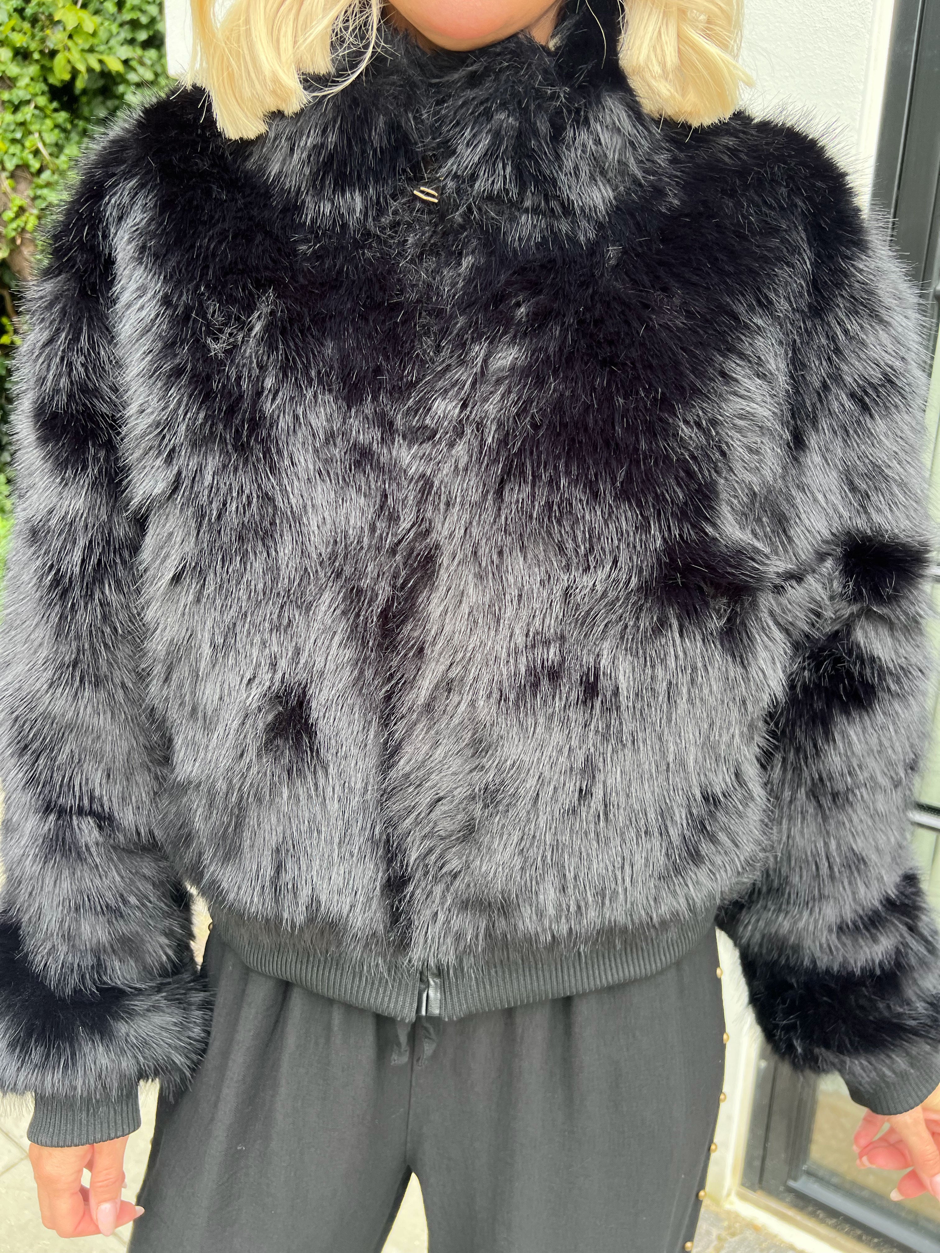 Alison - Blød og varm faux fur-jakke i kort model med høj hals