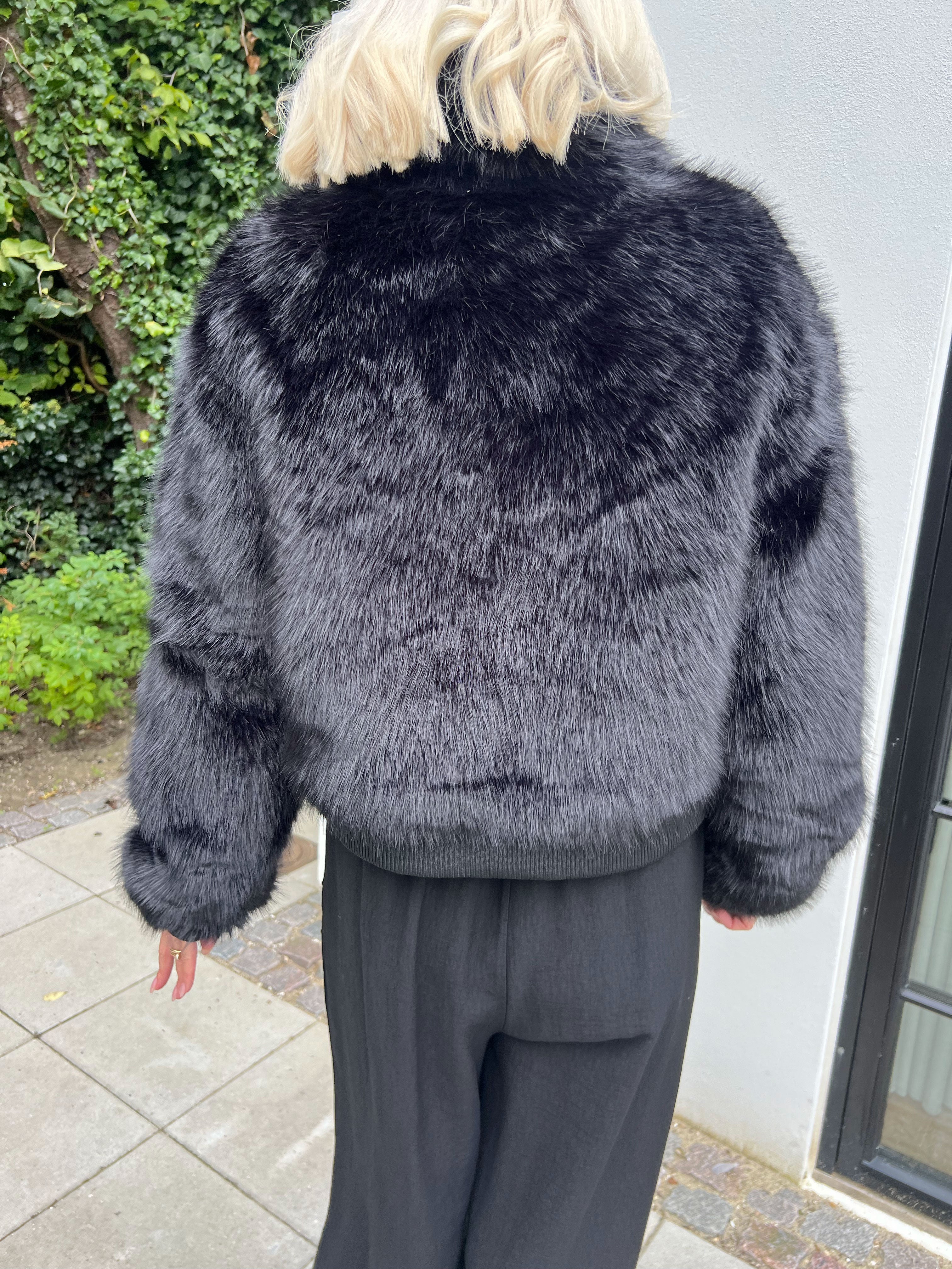 Alison - Blød og varm faux fur-jakke i kort model med høj hals