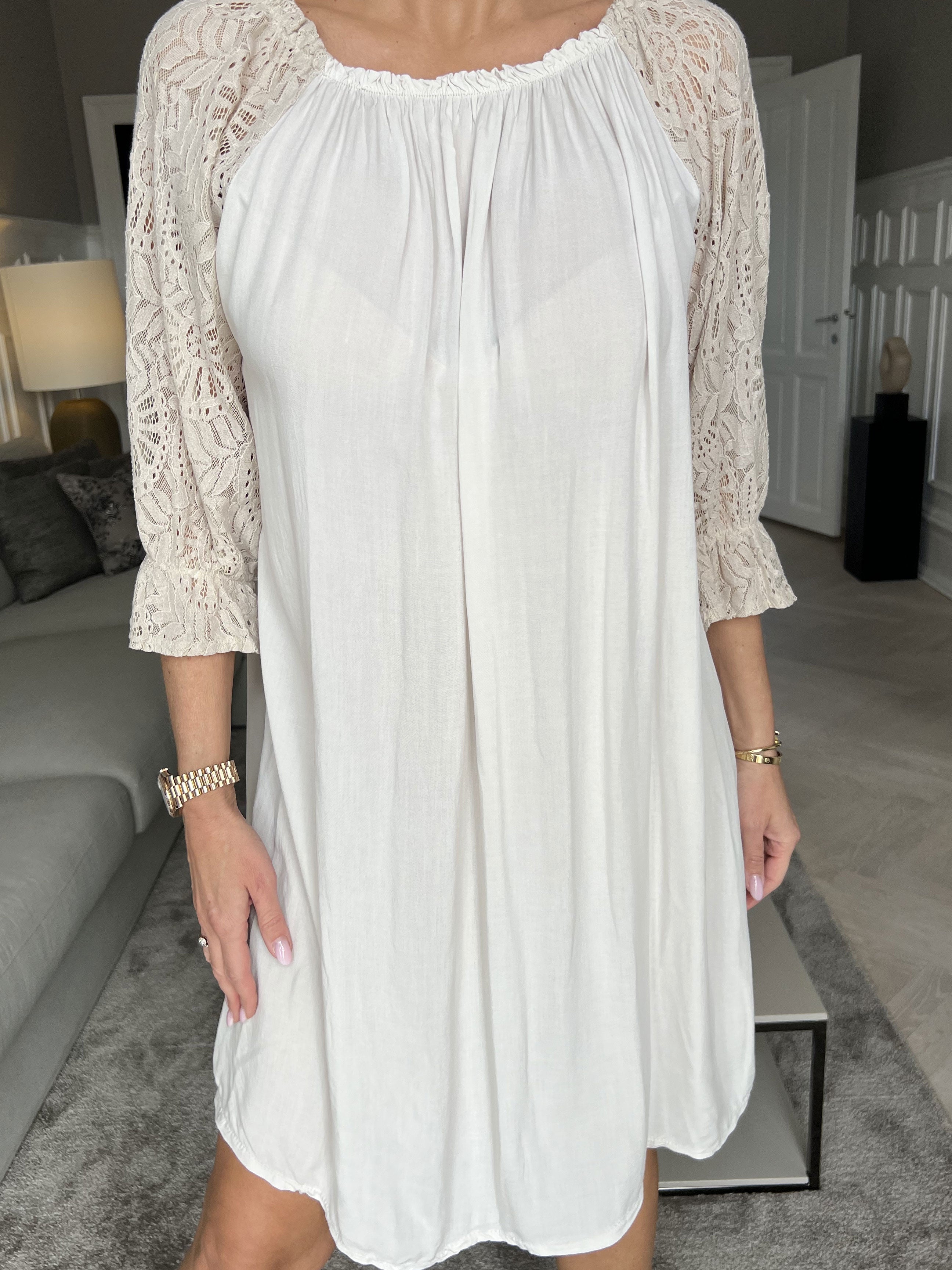 Aliyah - Tunika med blondeærmer