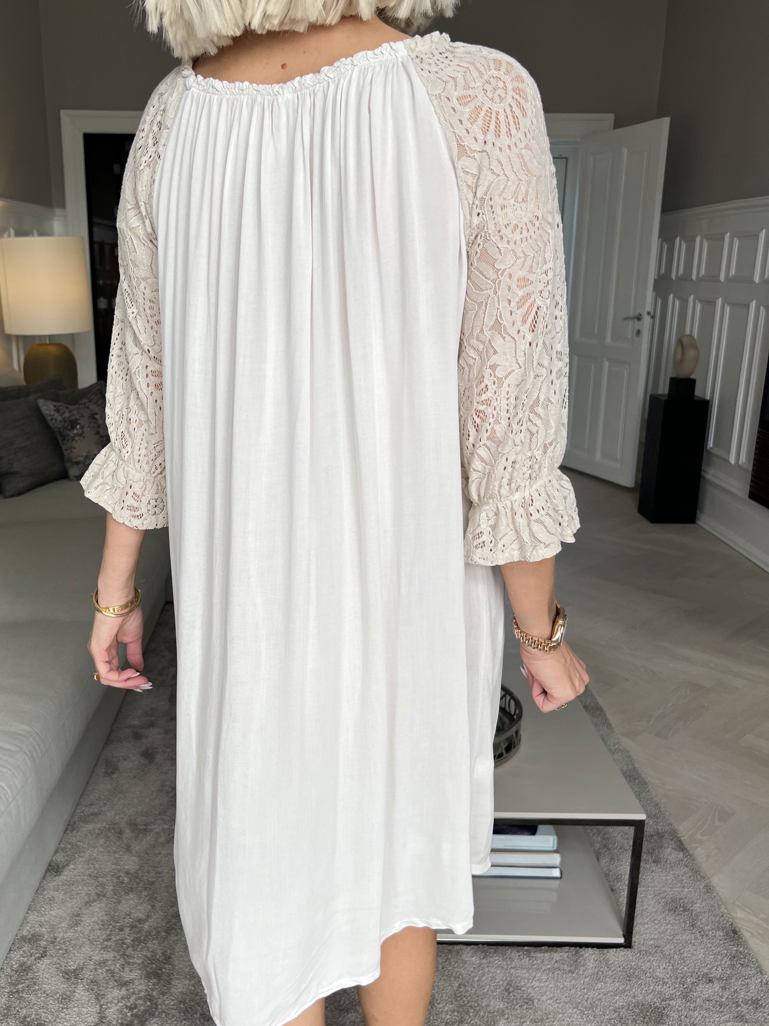 Aliyah - Tunika med blondeærmer