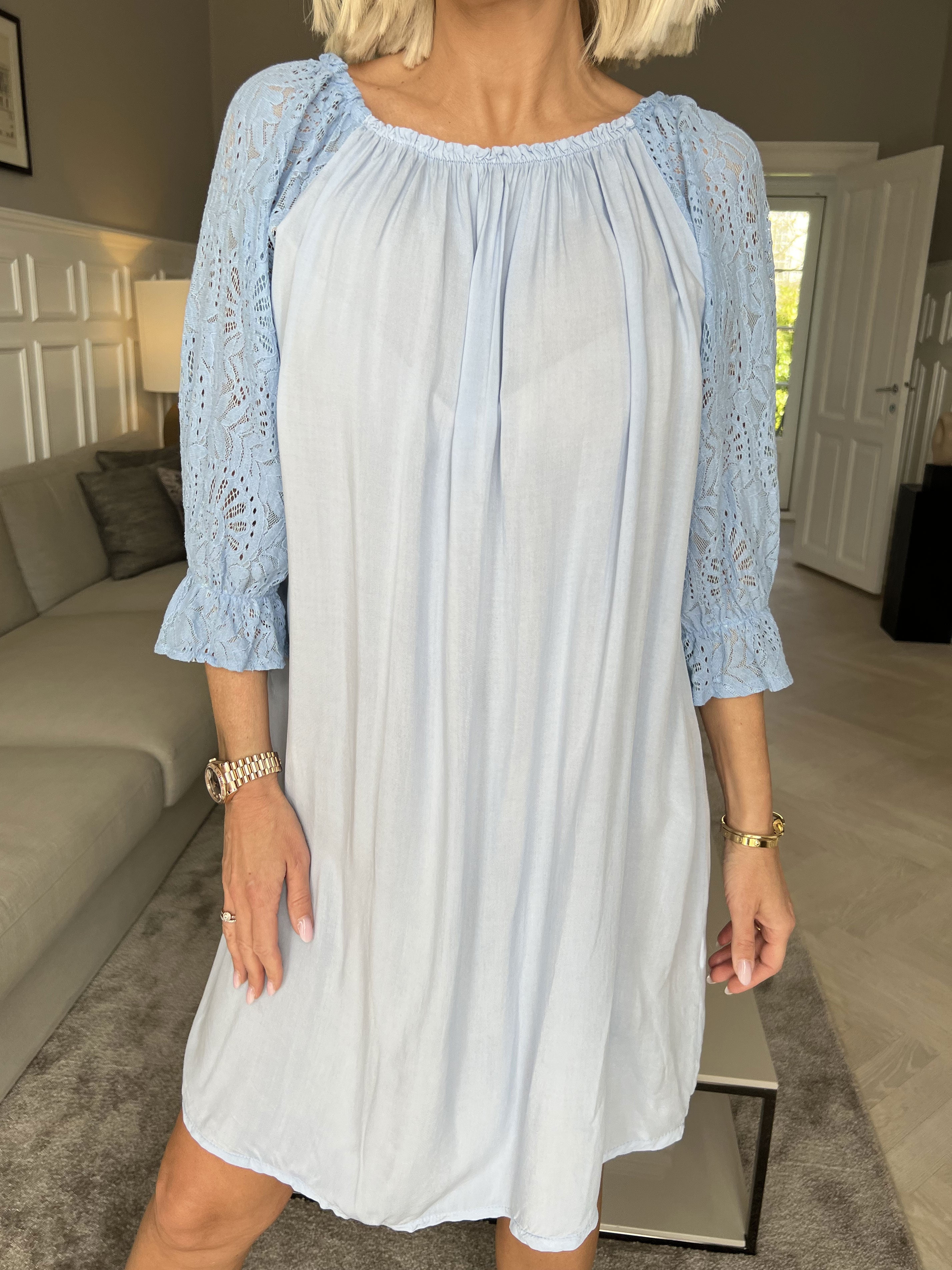 Aliyah - Tunika med blondeærmer