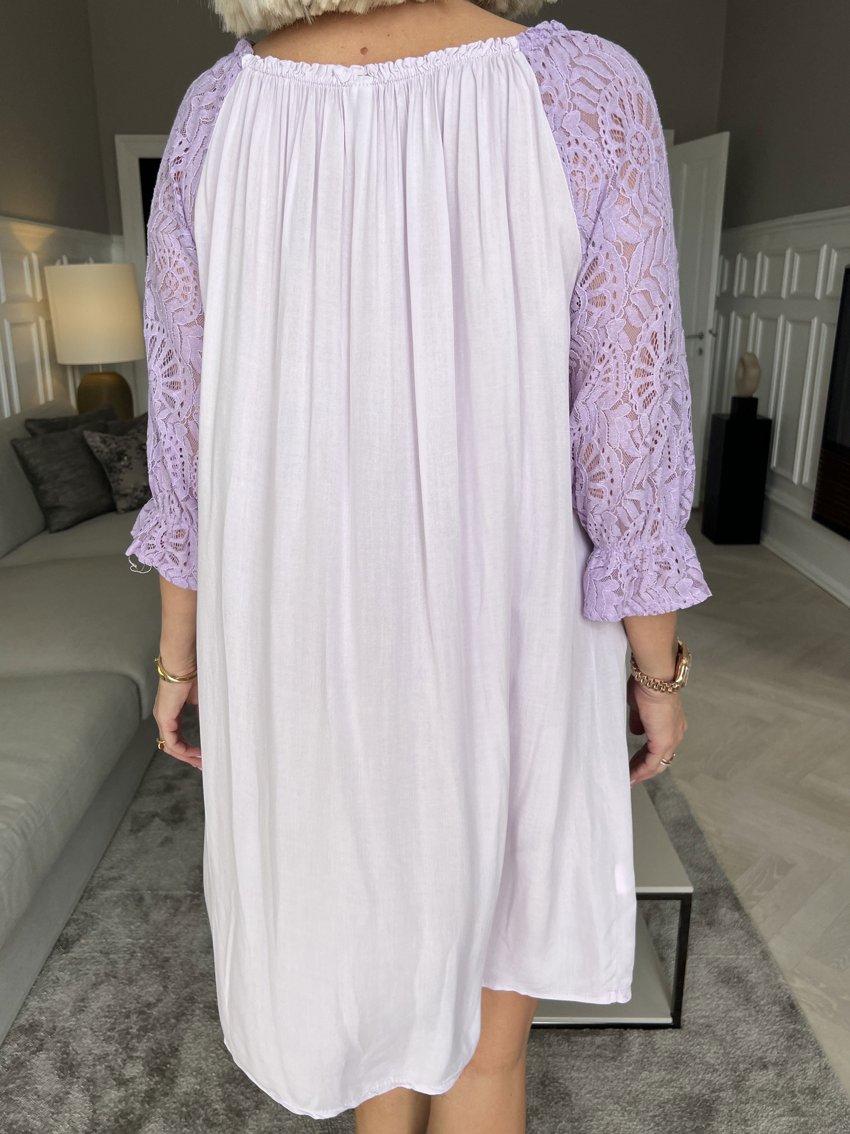 Aliyah - Tunika med blondeærmer