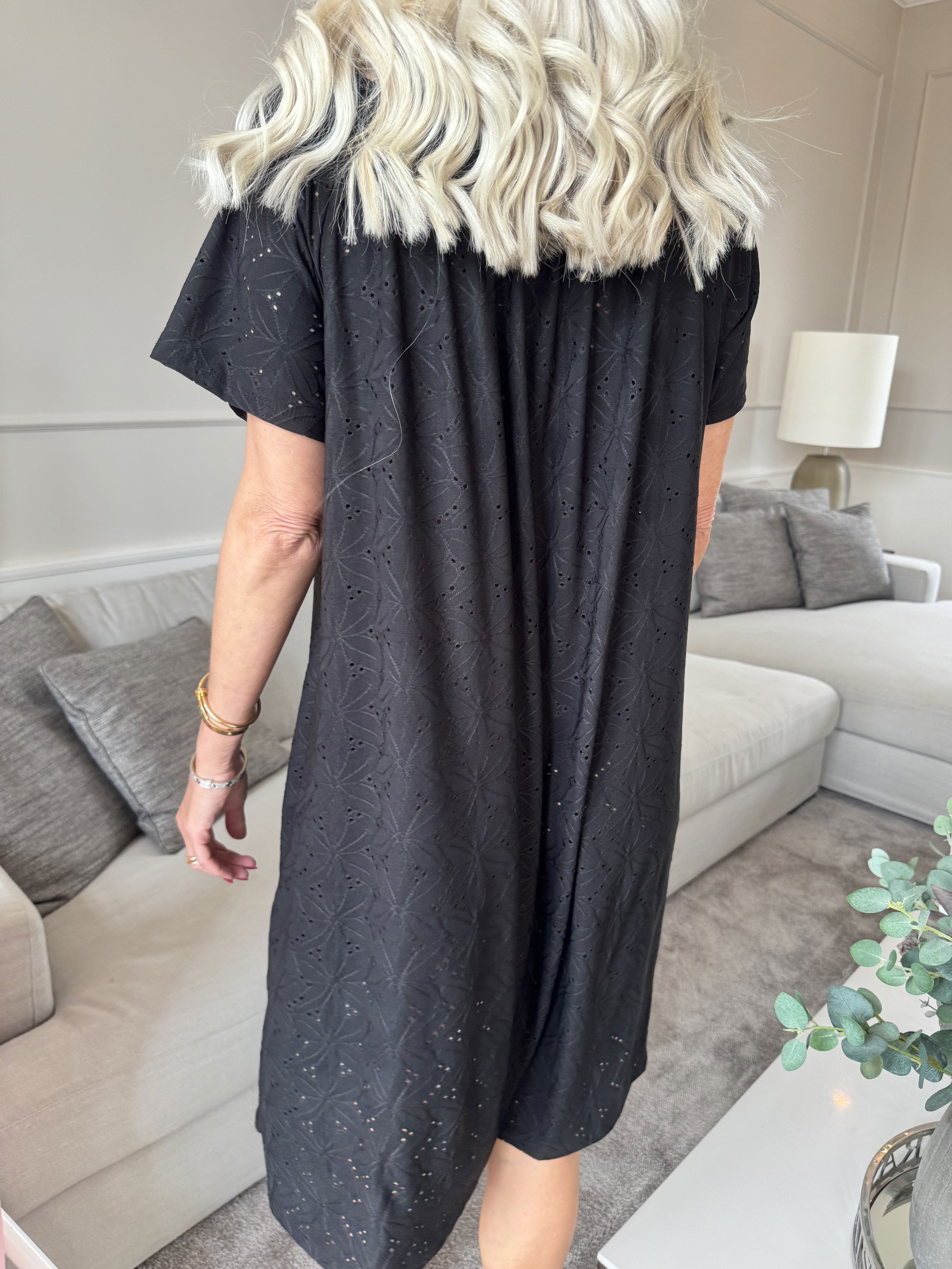 Aliz - Sød blød kjole med broderie anglaise