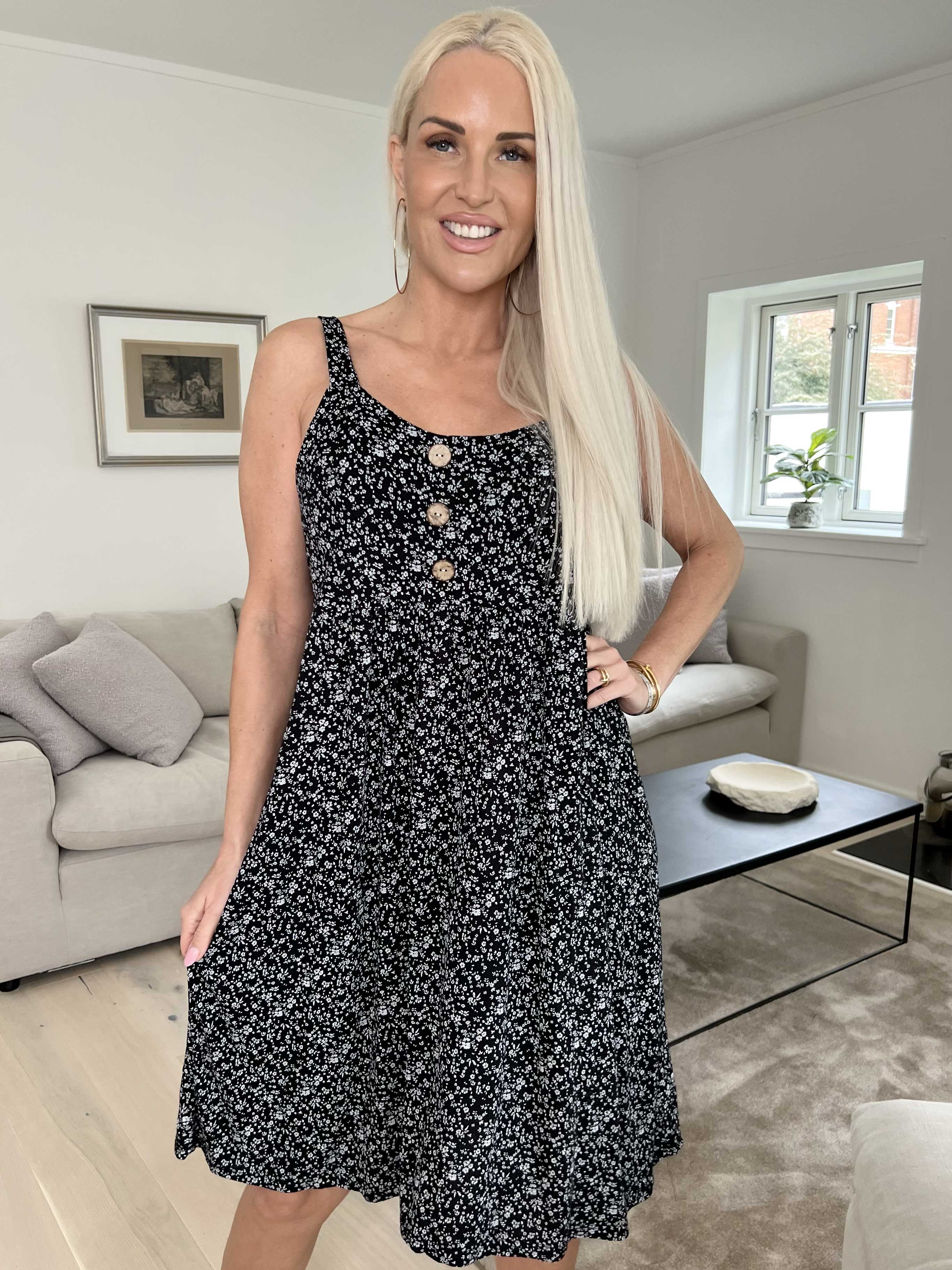 Alva - Blomstret sommerkjole med pynteknapper