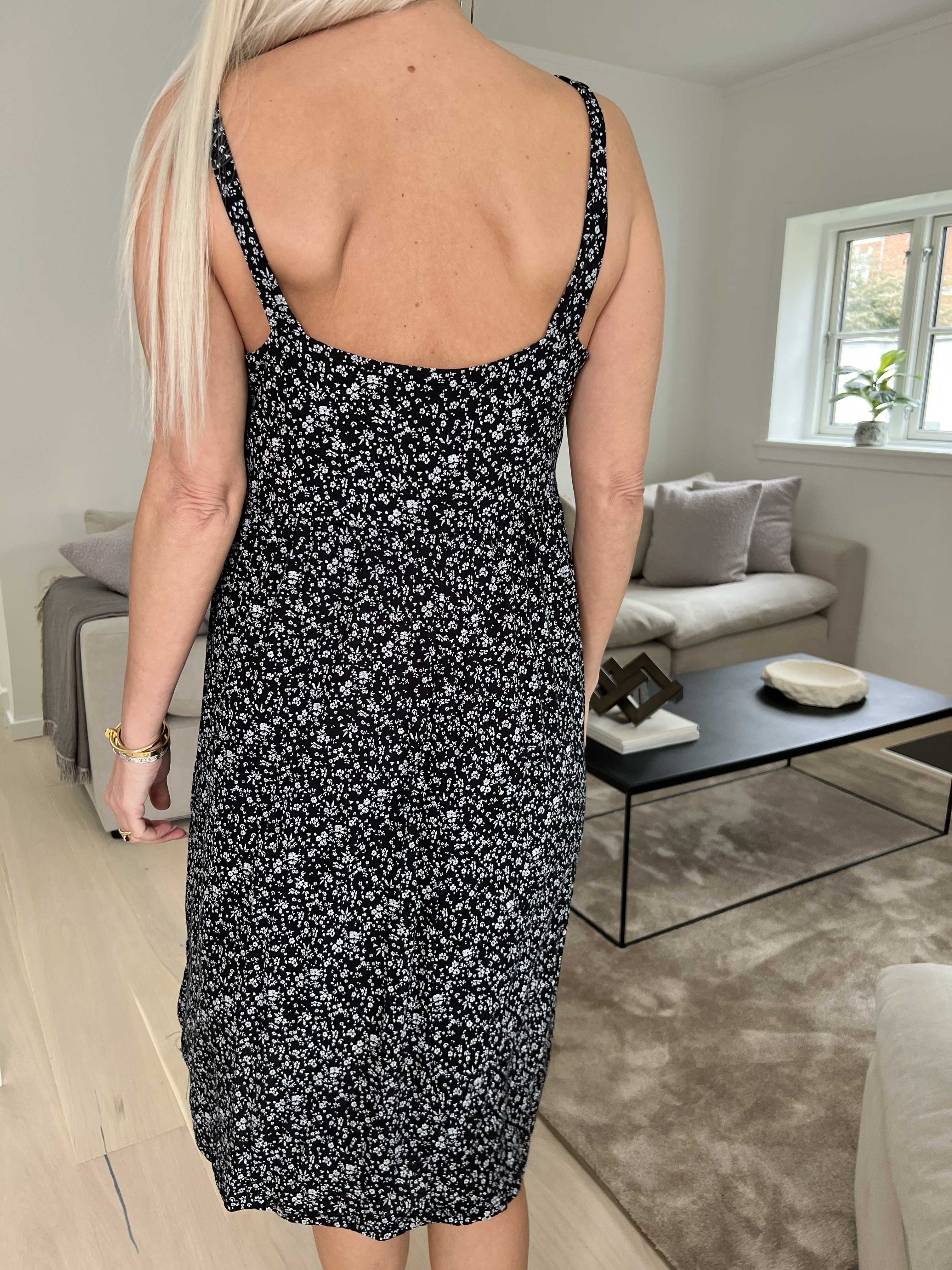 Alva - Blomstret sommerkjole med pynteknapper