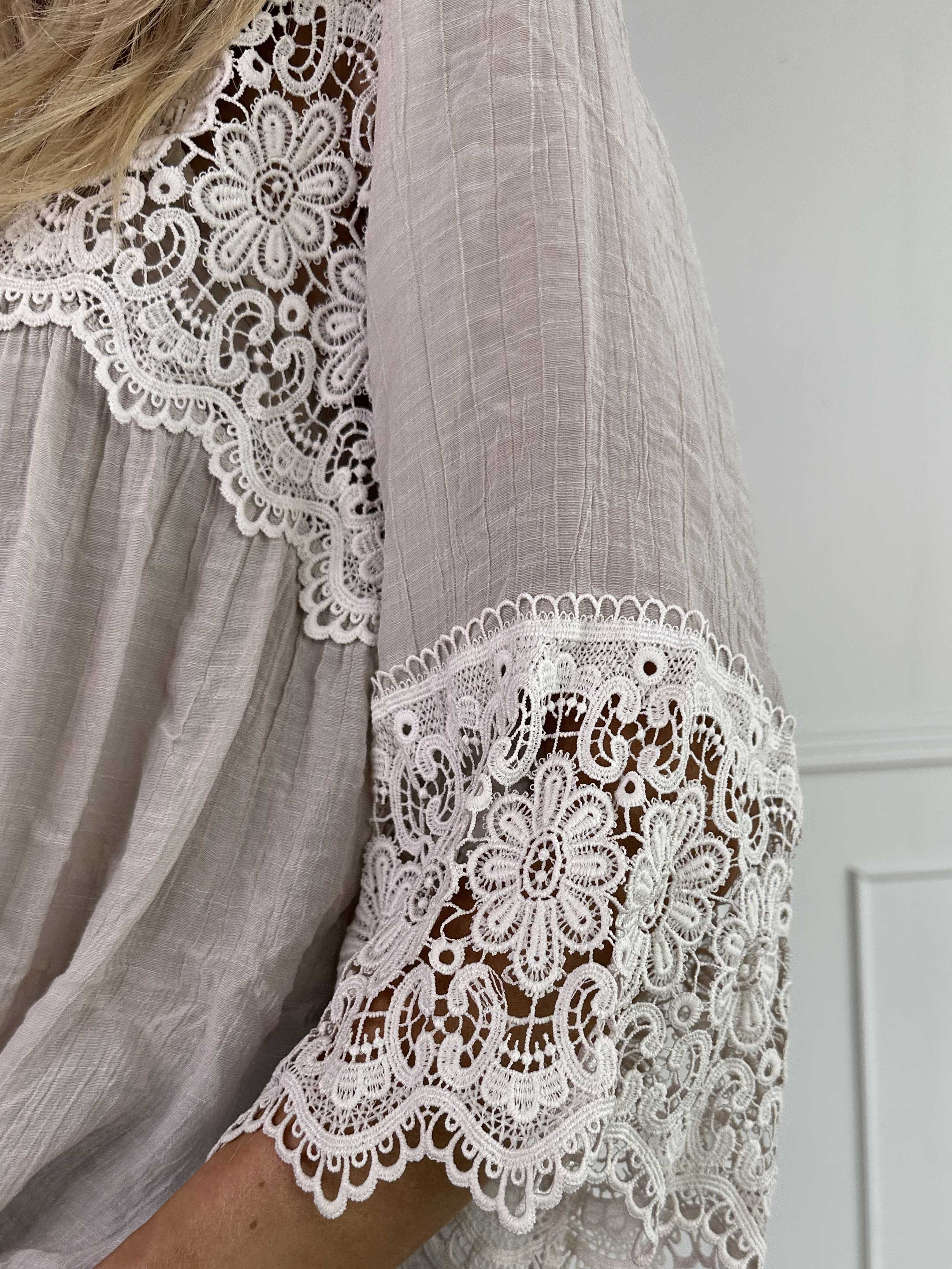 Alva - Sød tunika med søde broderede ærmer