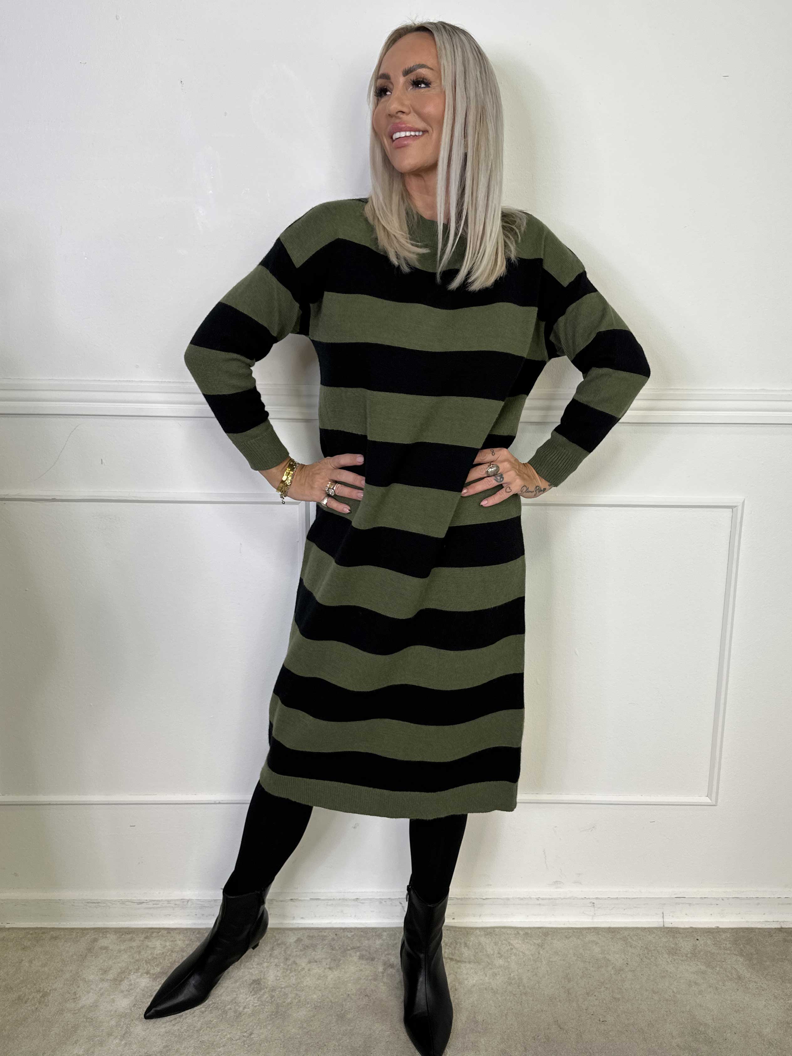 Alvilda - Lang blød strikkjole med striber