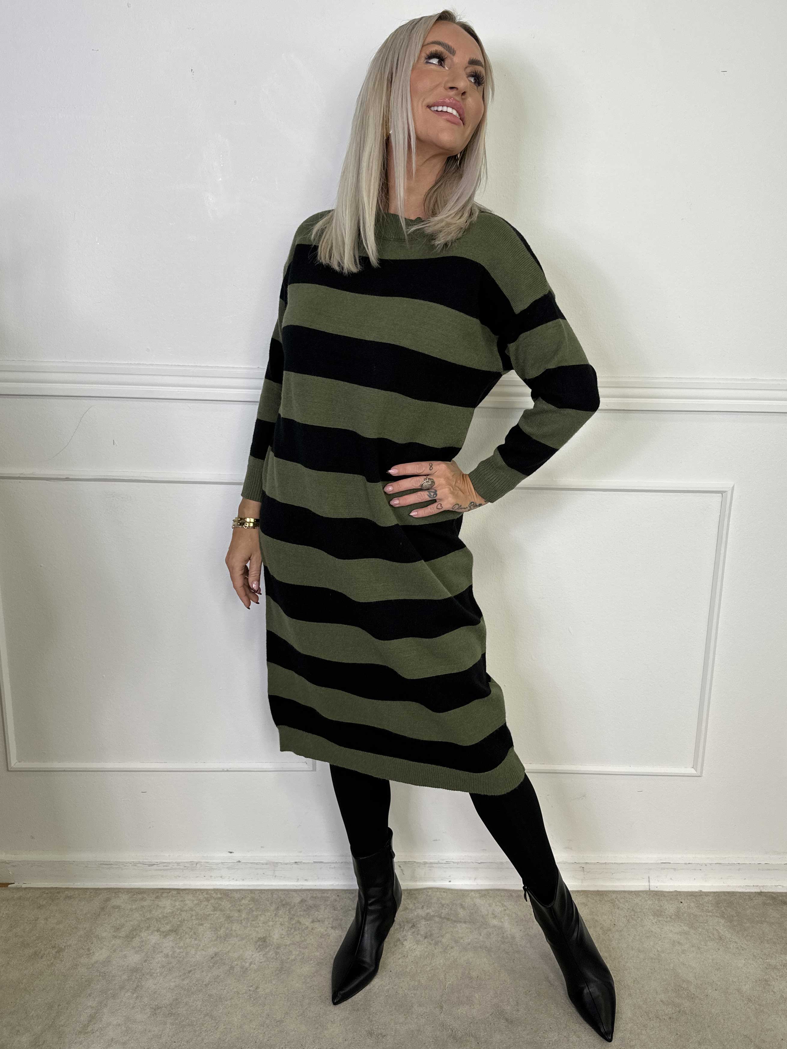 Alvilda - Lang blød strikkjole med striber