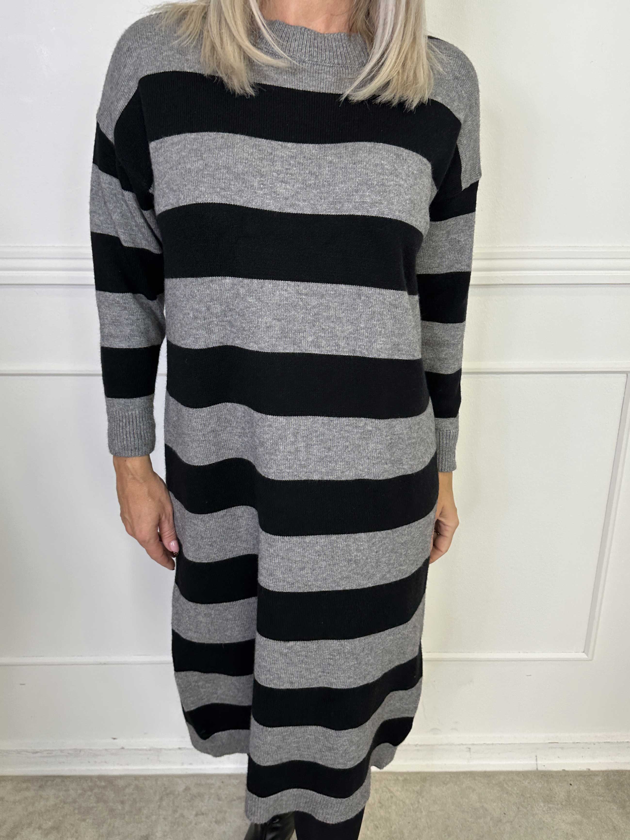 Alvilda - Lang blød strikkjole med striber