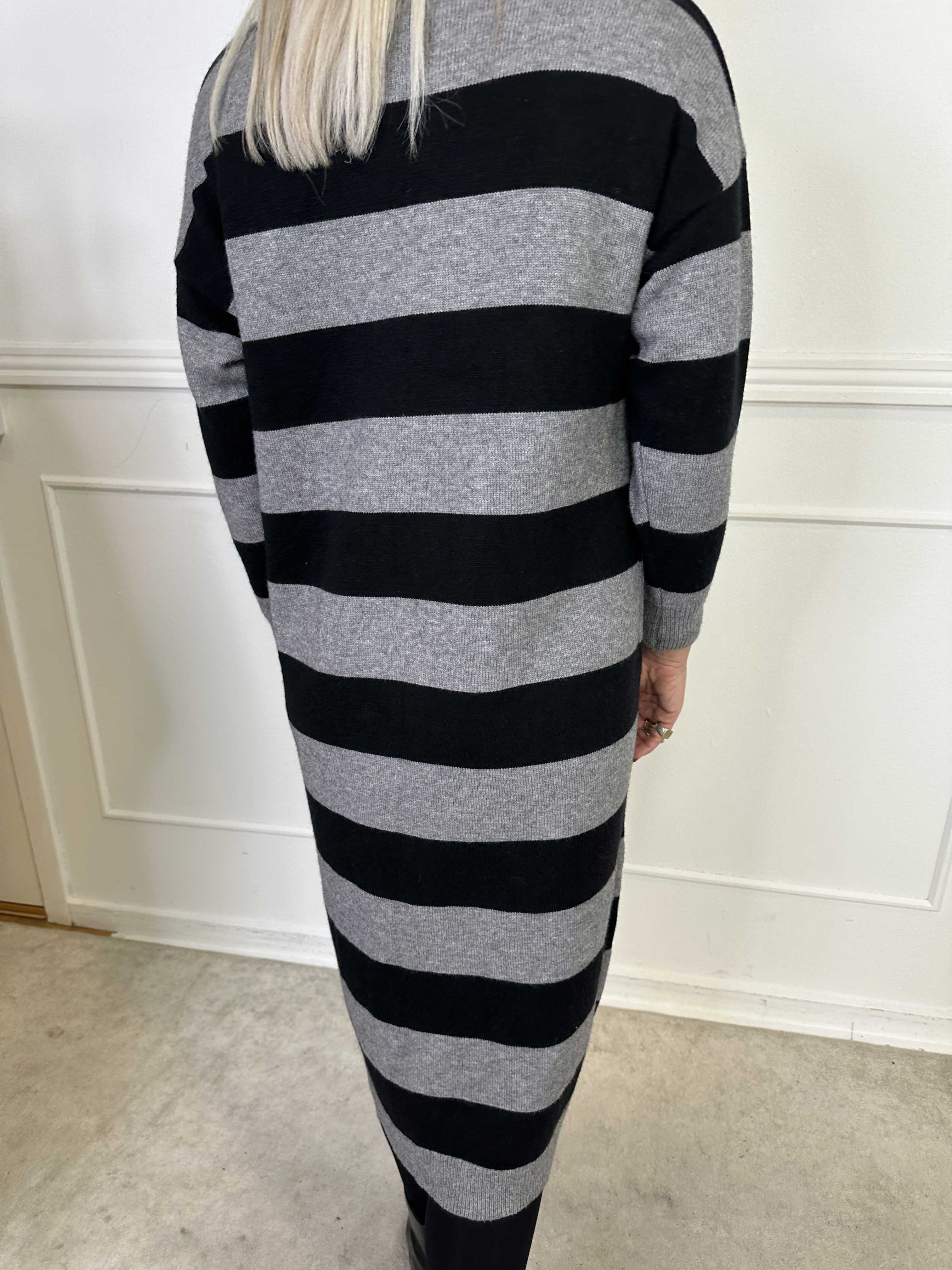 Alvilda - Lang blød strikkjole med striber