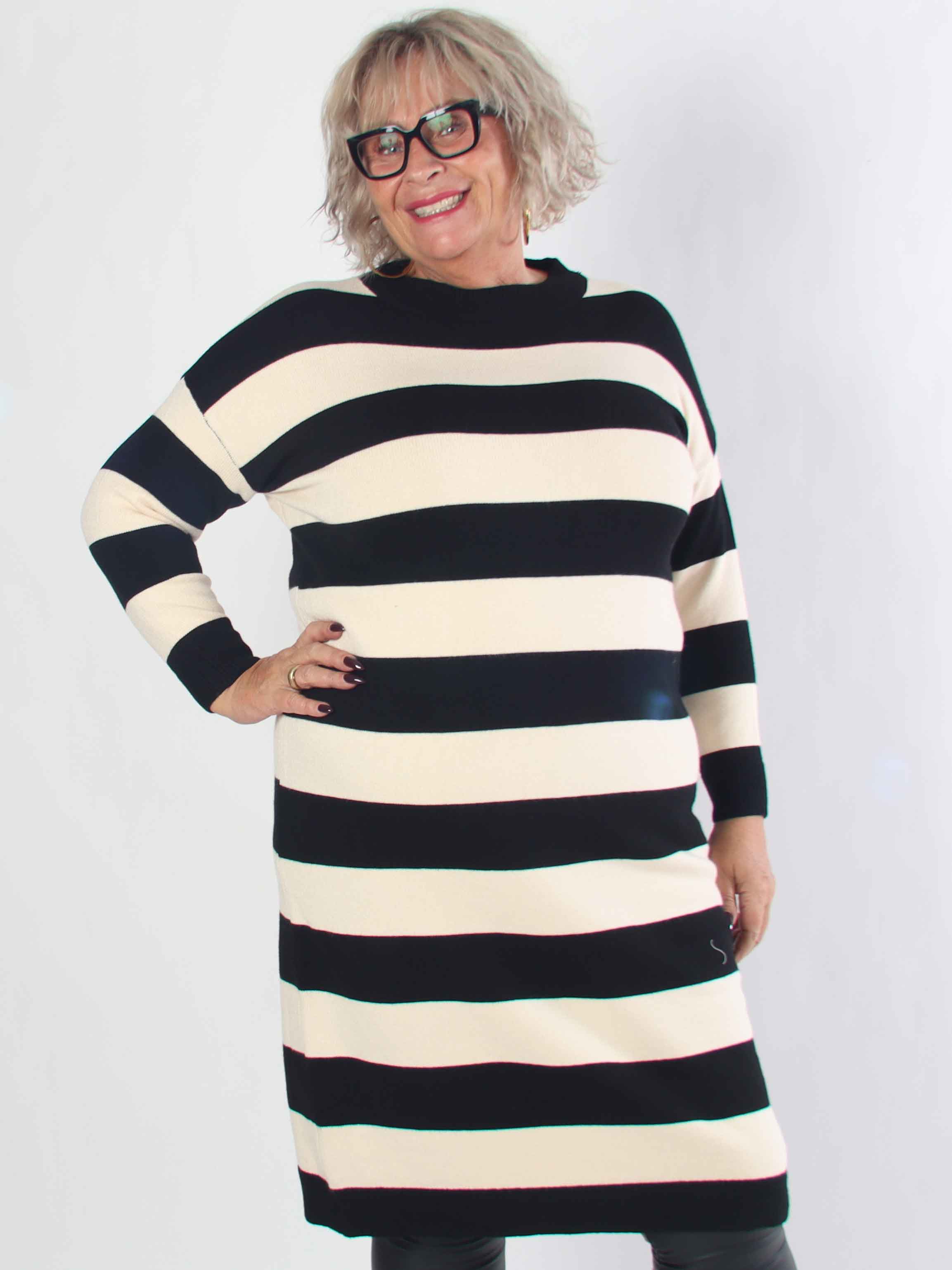 Alvilda - Lang blød plus size strikkjole med striber