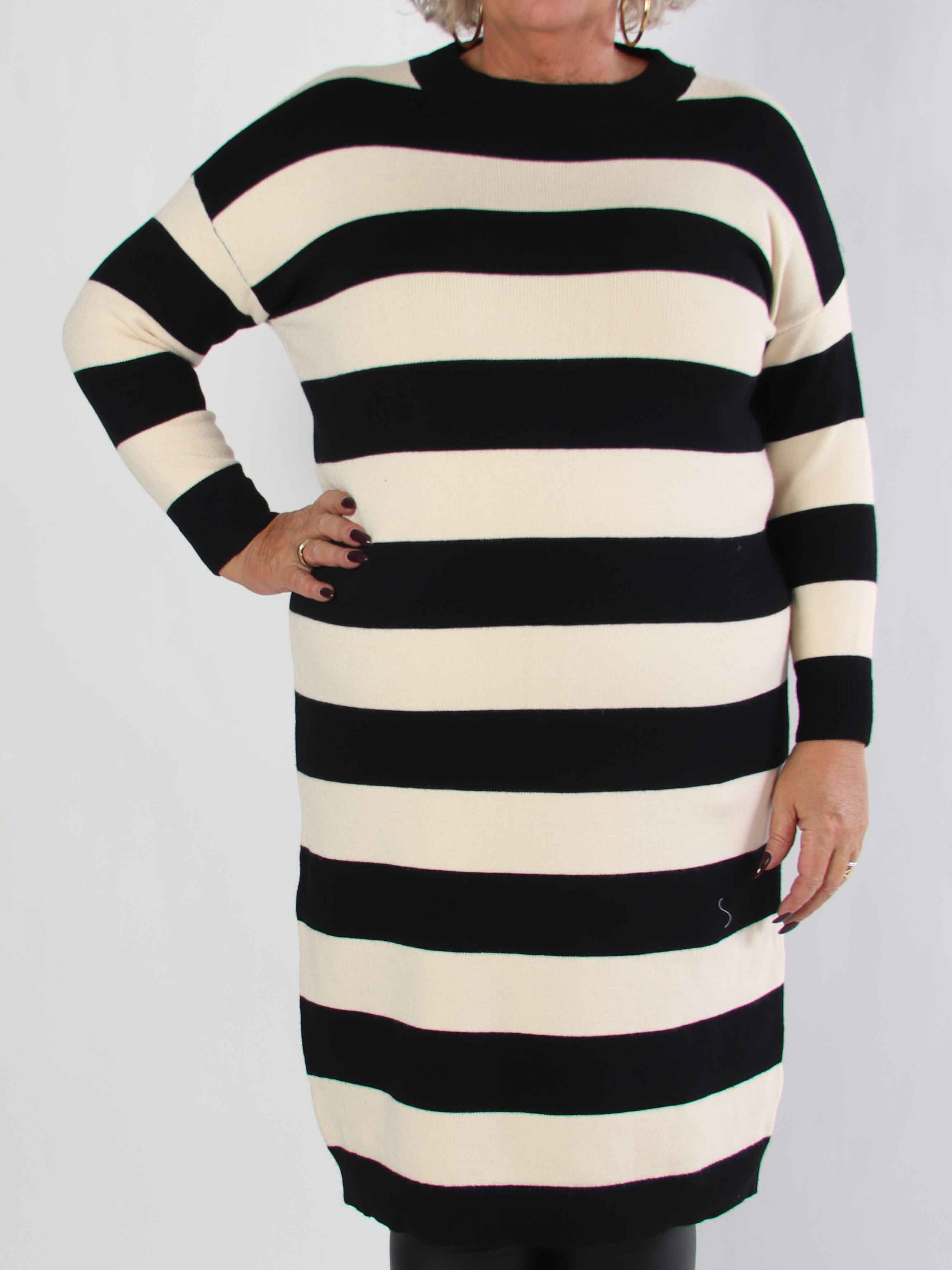 Alvilda - Lang blød plus size strikkjole med striber