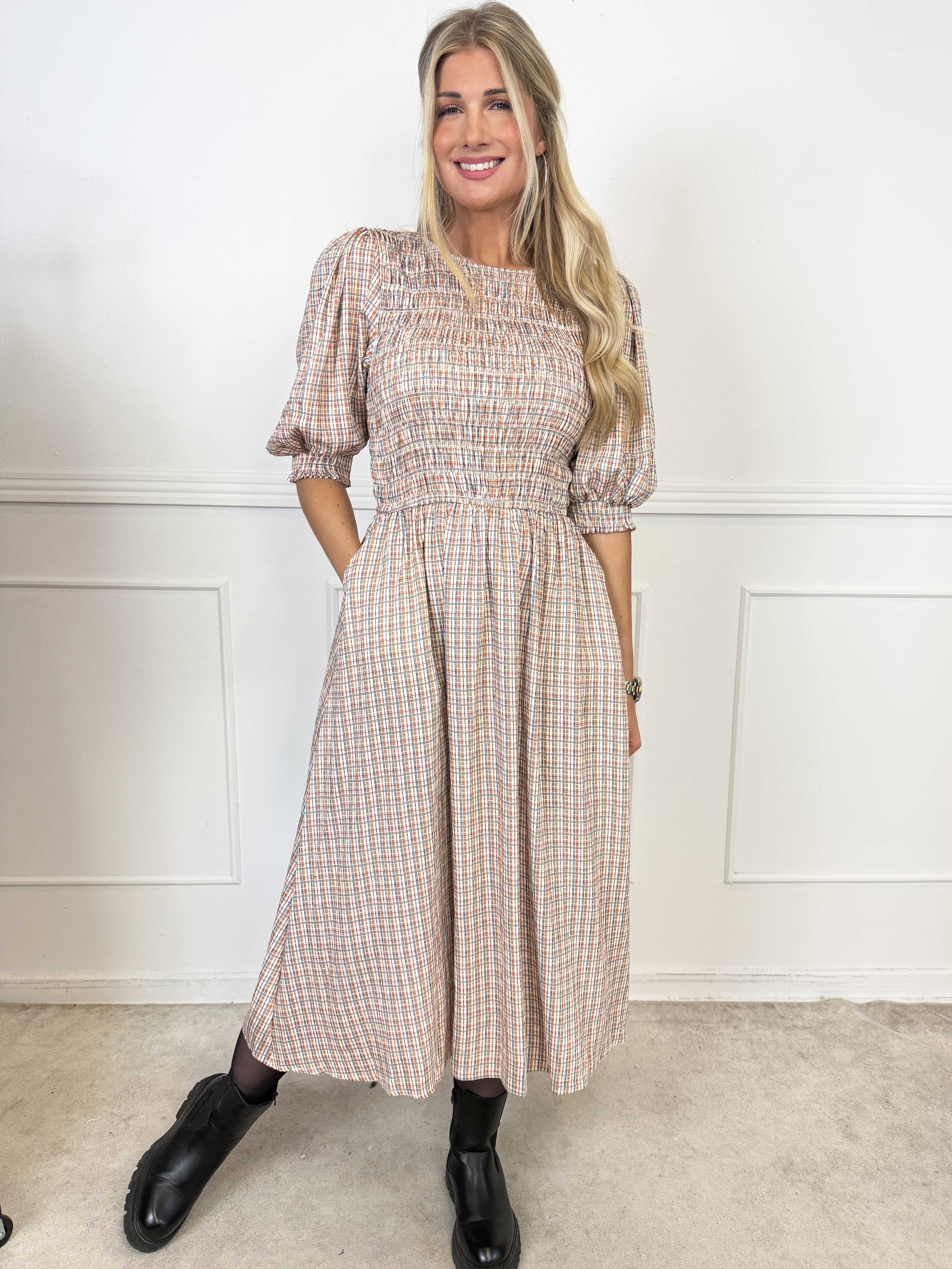 Amalie Check - Feminin ternet kjole i viskose med smock over brystet og søde pufærmer