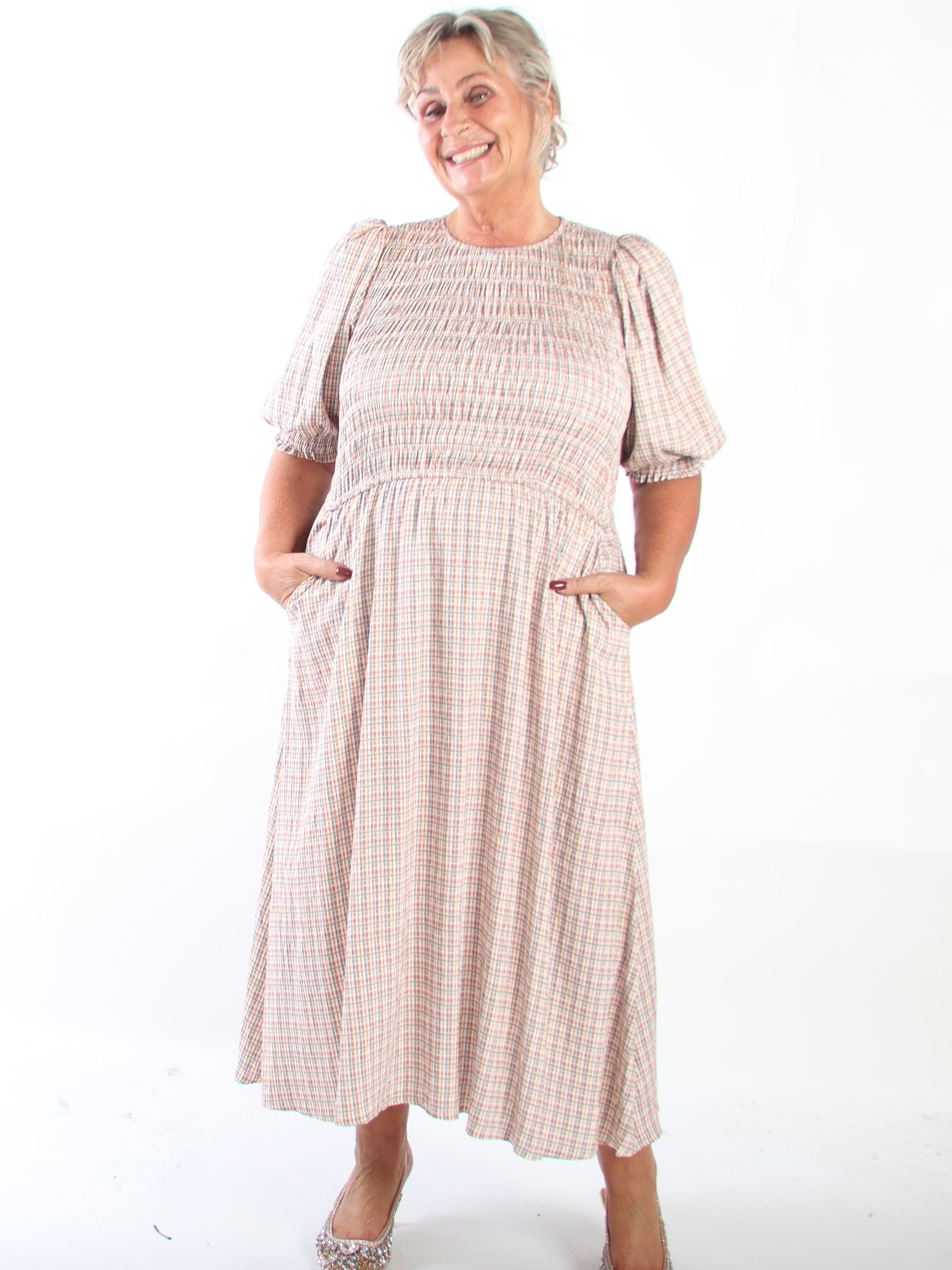 Amalie Check - Fin ternet plus size kjole i viskose med smock over brystet og søde pufærmer