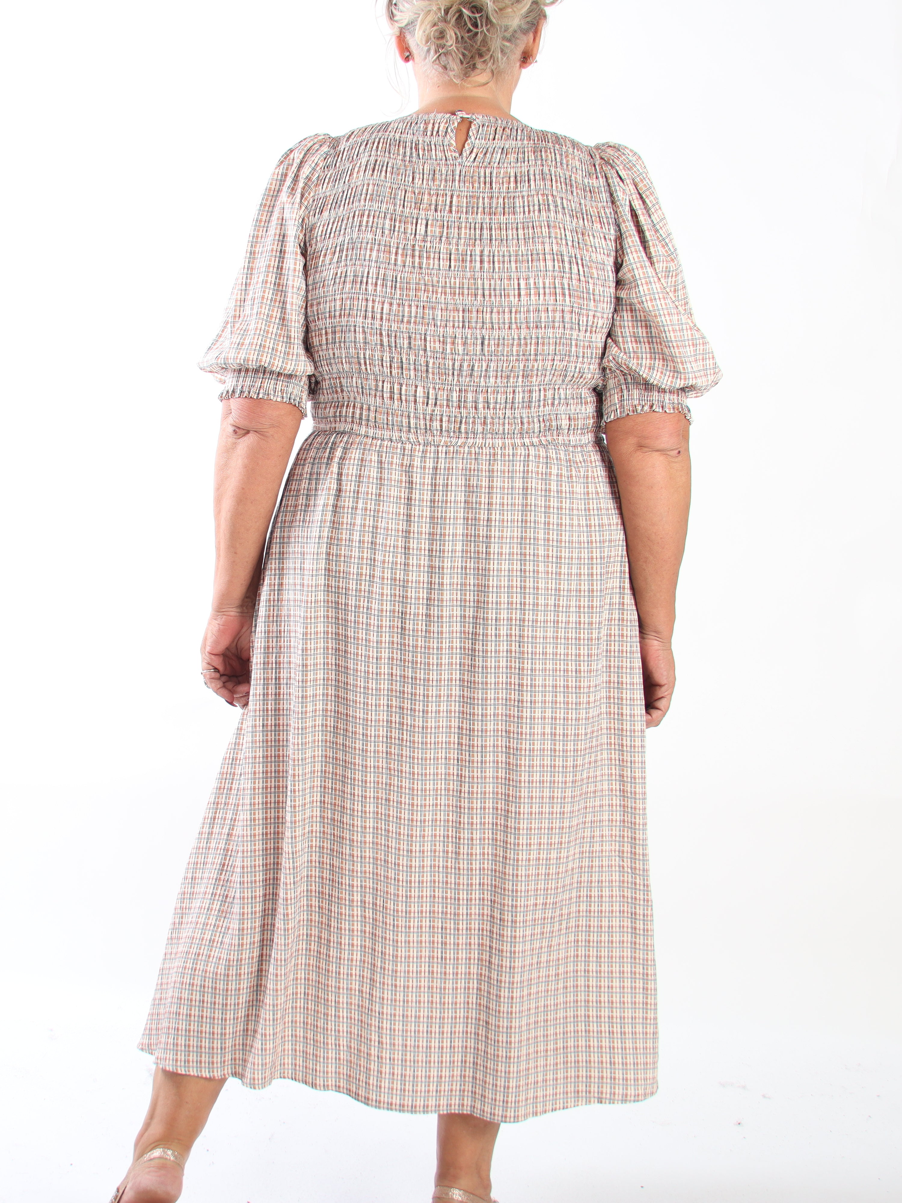 Amalie Check - Fin ternet plus size kjole i viskose med smock over brystet og søde pufærmer