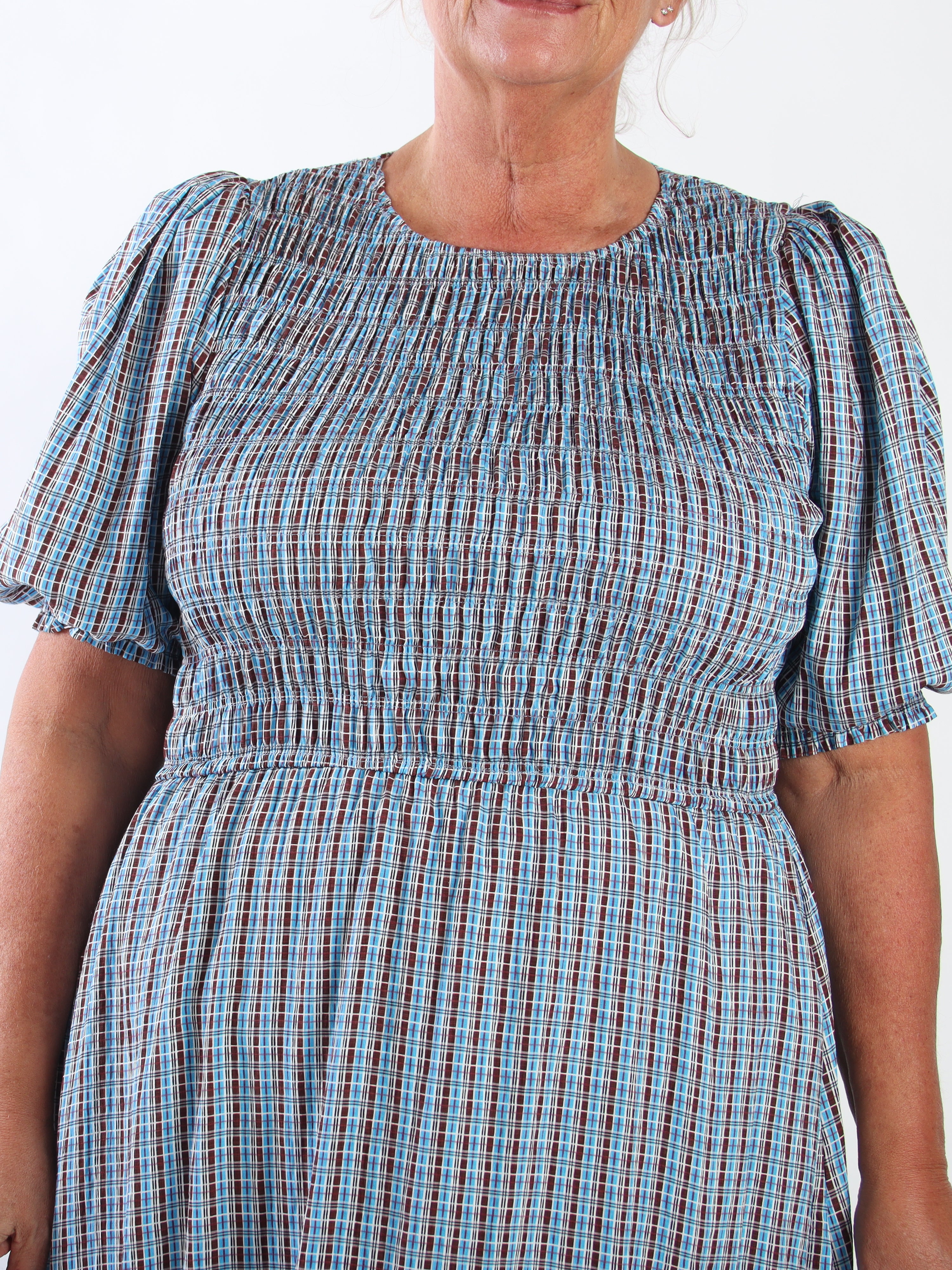 Amalie Check - Fin ternet plus size kjole i viskose med smock over brystet og søde pufærmer