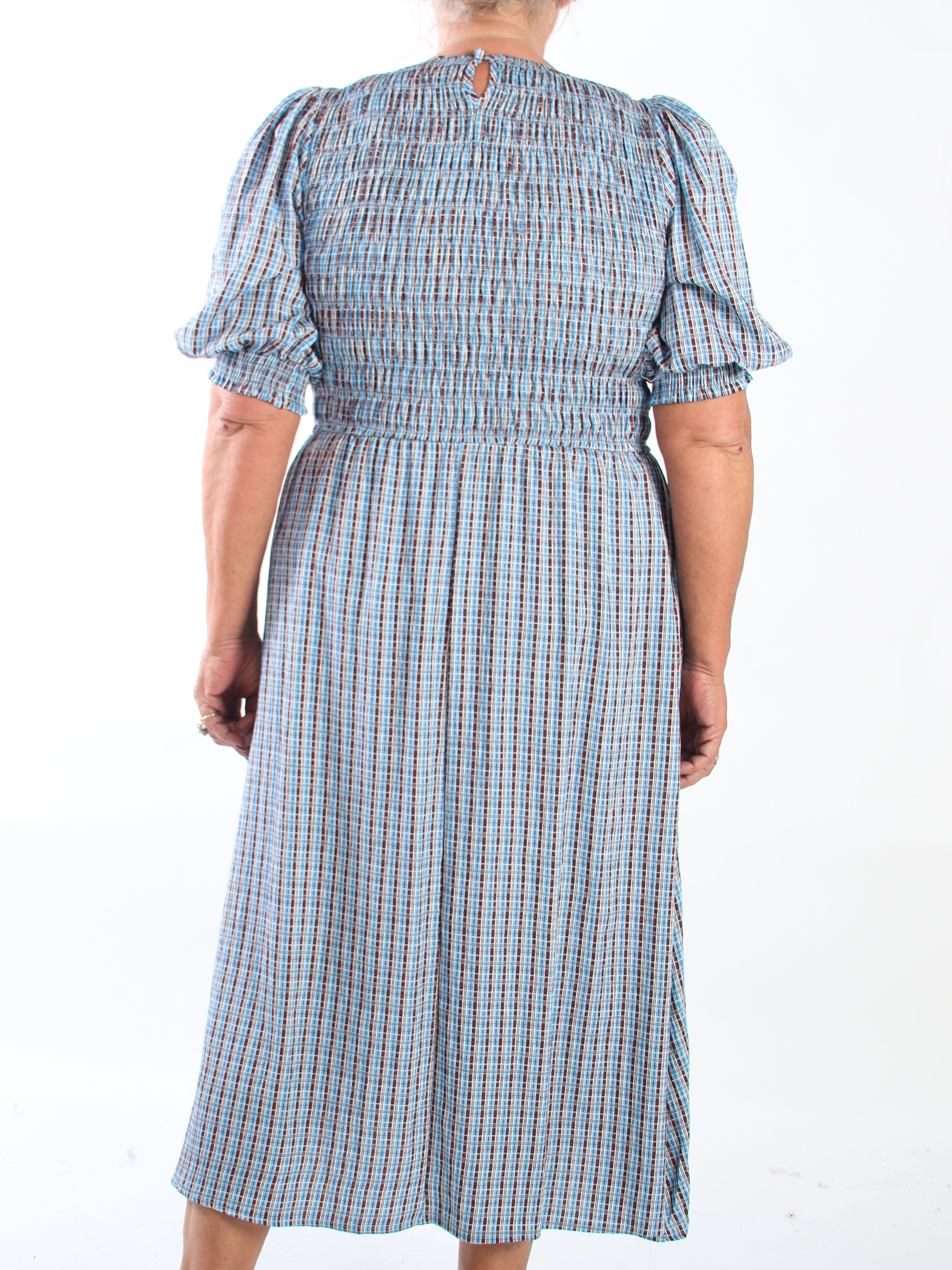 Amalie Check - Fin ternet plus size kjole i viskose med smock over brystet og søde pufærmer