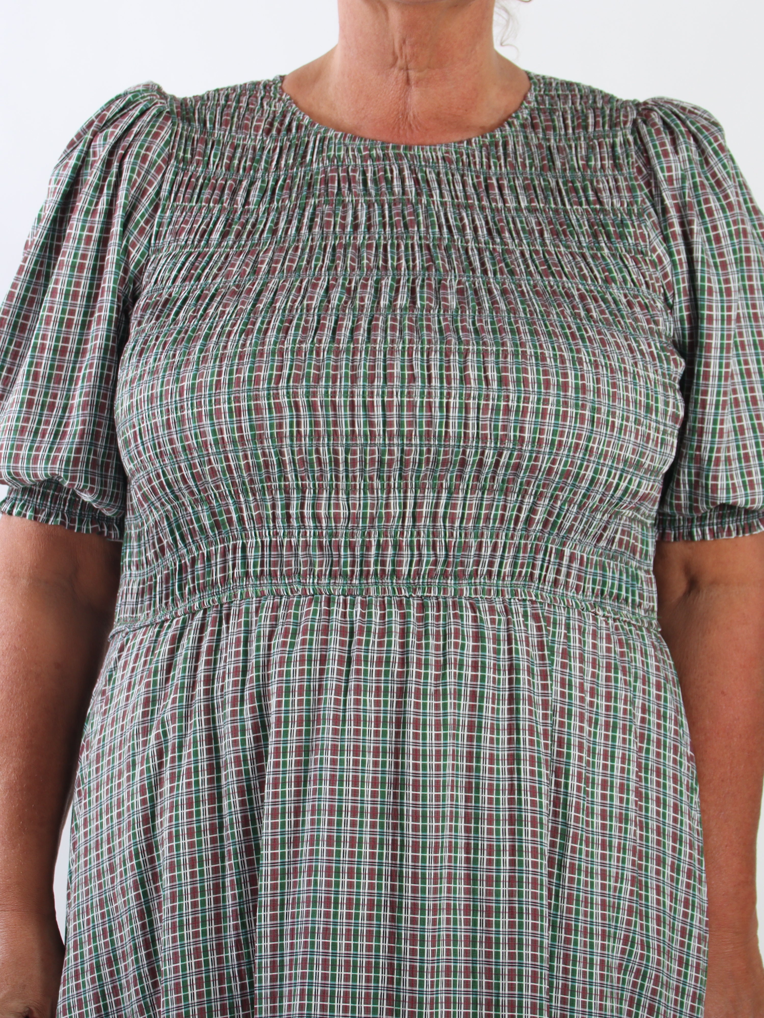 Amalie Check - Fin ternet plus size kjole i viskose med smock over brystet og søde pufærmer