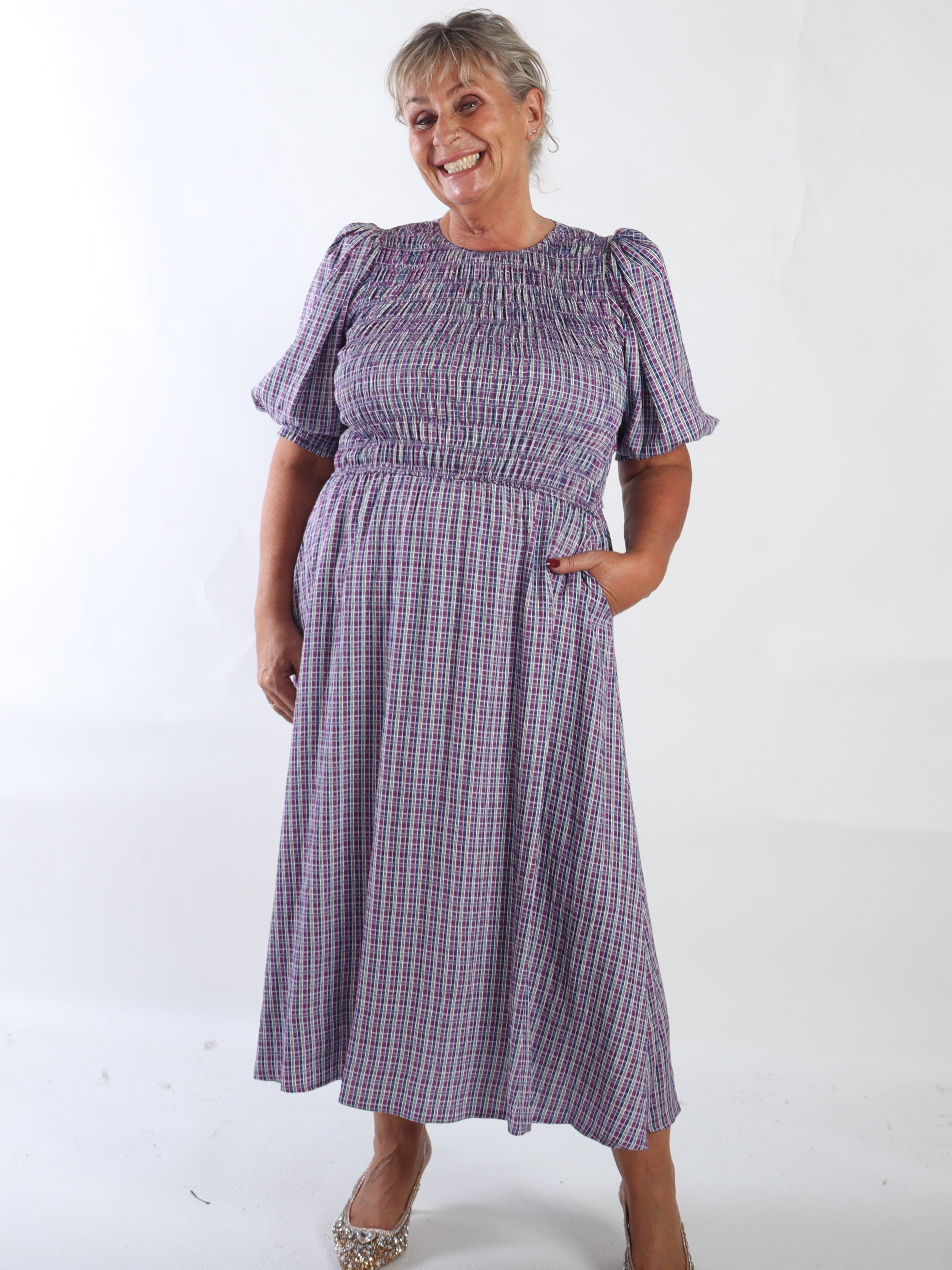 Amalie Check - Fin ternet plus size kjole i viskose med smock over brystet og søde pufærmer