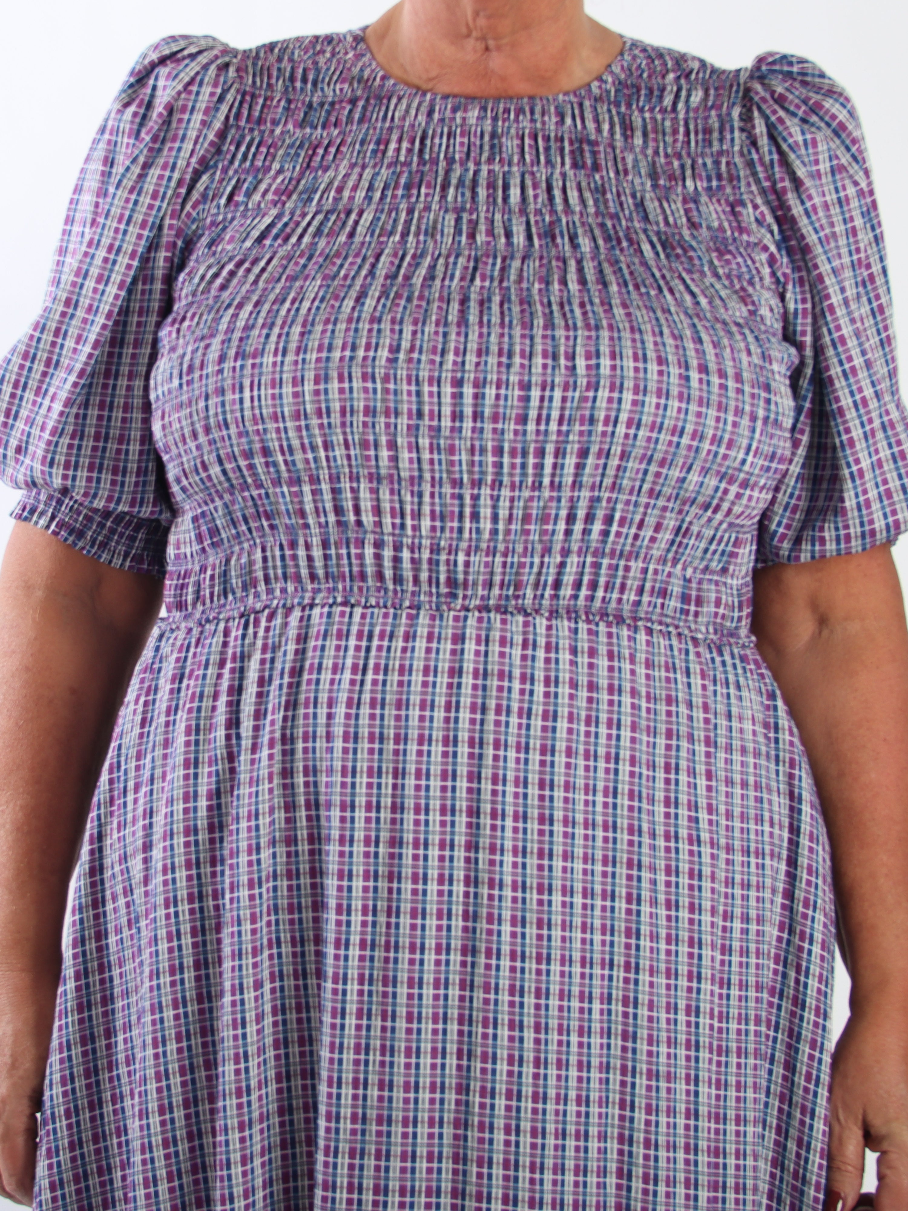 Amalie Check - Fin ternet plus size kjole i viskose med smock over brystet og søde pufærmer