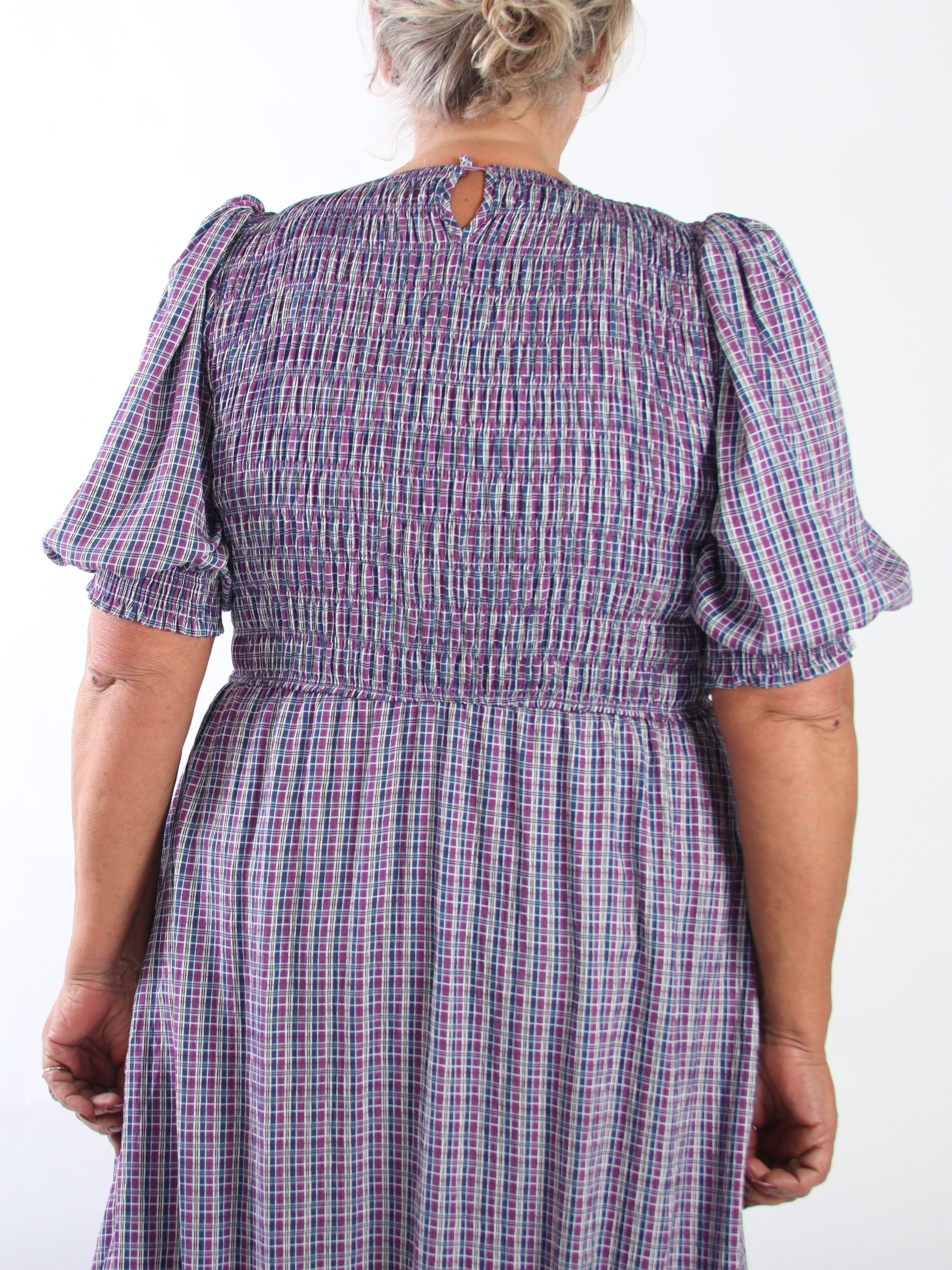 Amalie Check - Fin ternet plus size kjole i viskose med smock over brystet og søde pufærmer