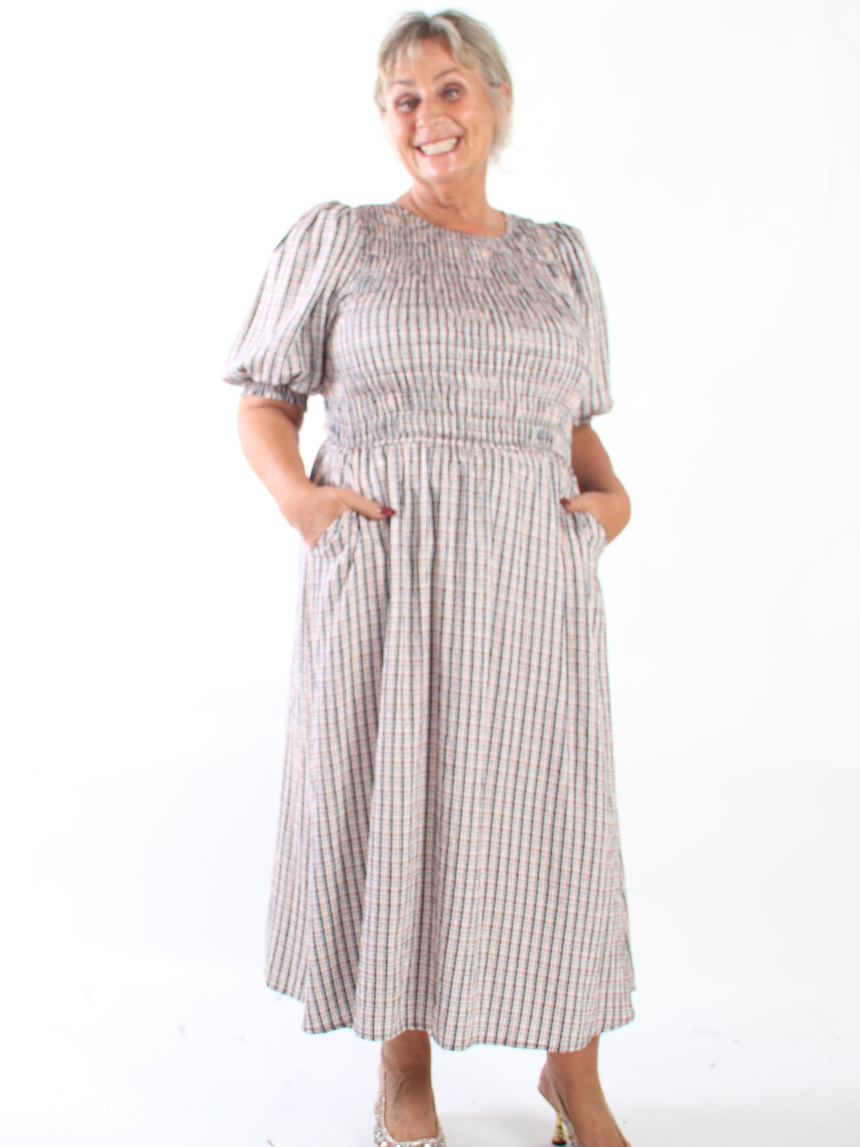 Amalie Check - Fin ternet plus size kjole i viskose med smock over brystet og søde pufærmer
