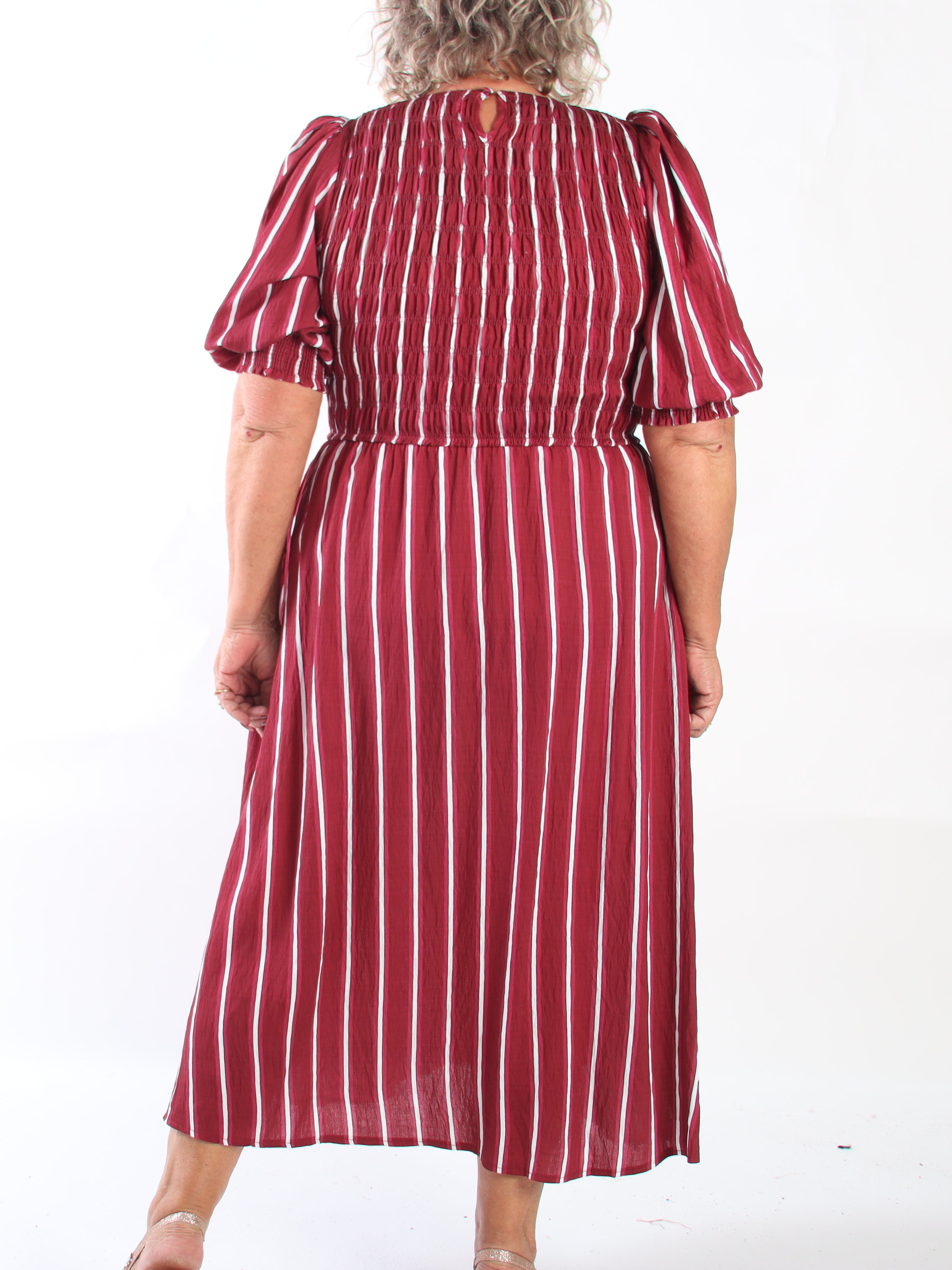 Amalie - Feminin stribet plus size kjole i viskose med smock over brystet og søde pufærmer