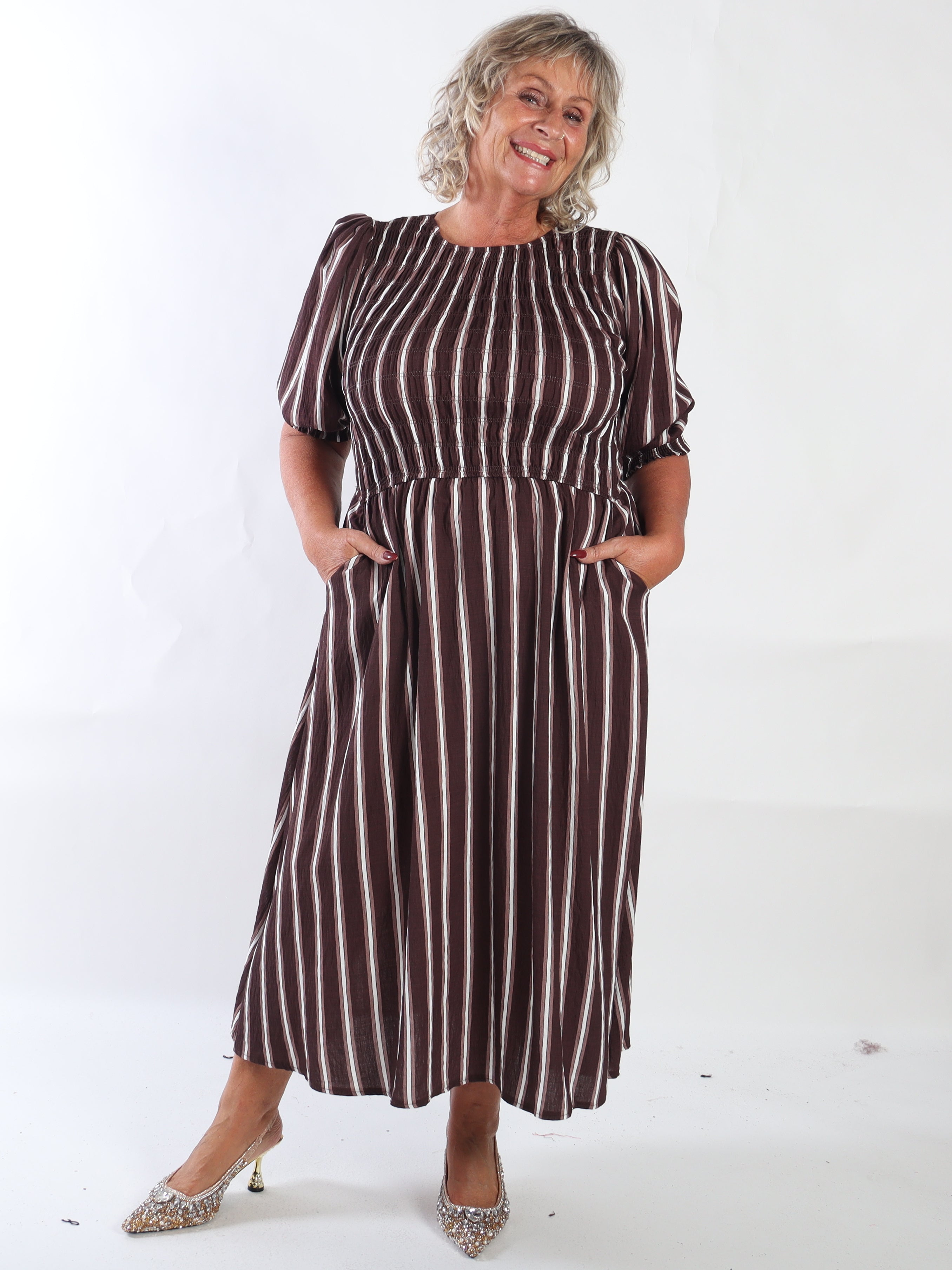 Amalie - Feminin stribet plus size kjole i viskose med smock over brystet og søde pufærmer
