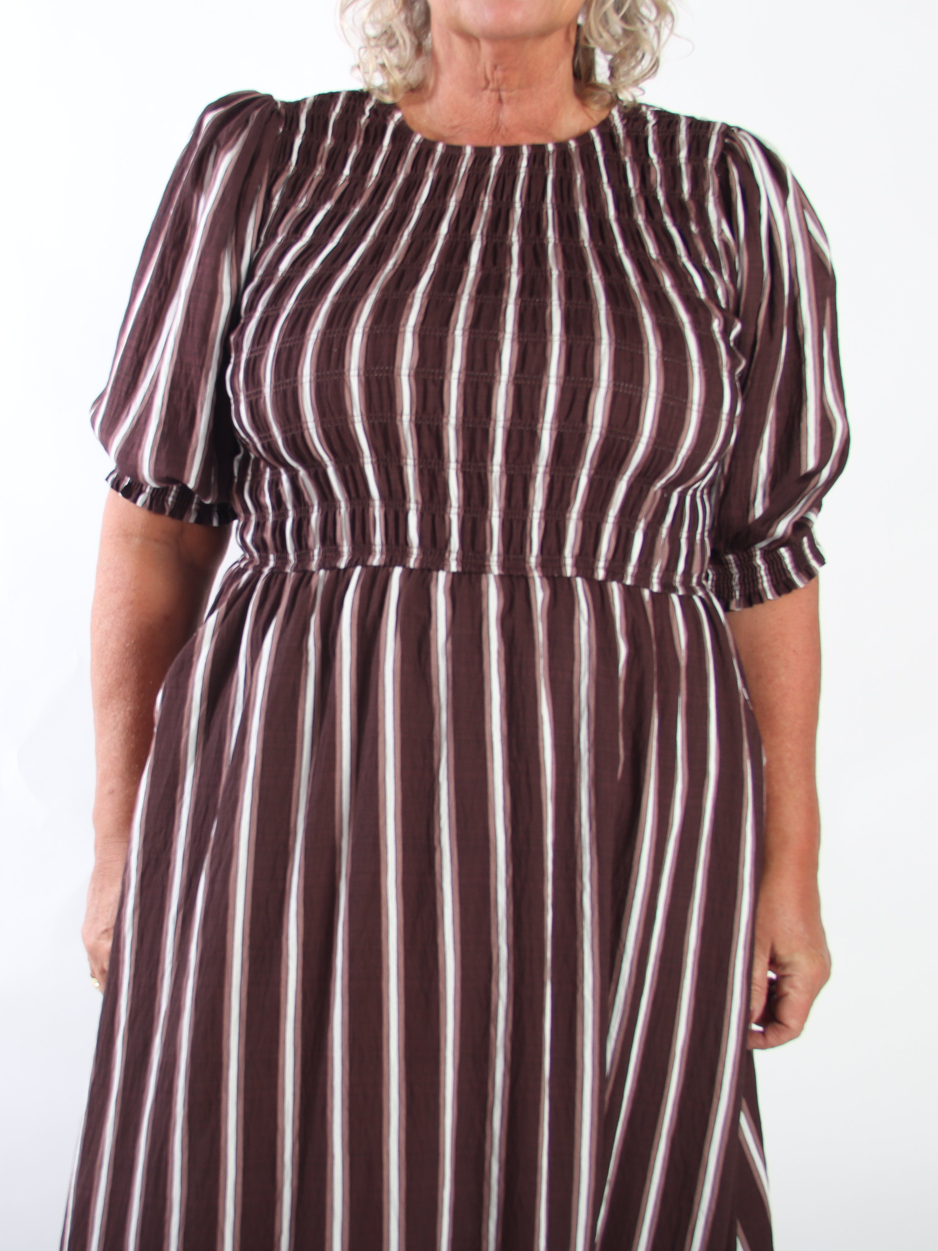 Amalie - Feminin stribet plus size kjole i viskose med smock over brystet og søde pufærmer