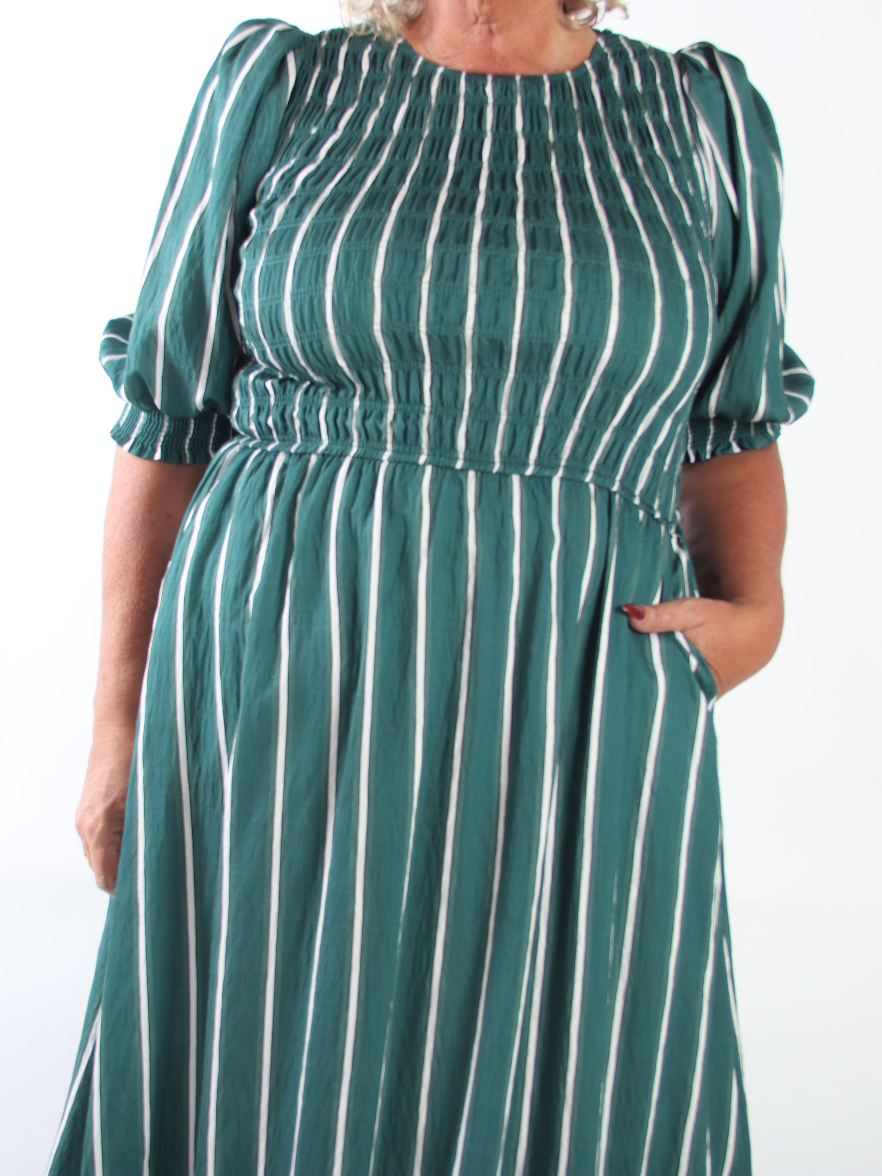 Amalie - Feminin stribet plus size kjole i viskose med smock over brystet og søde pufærmer