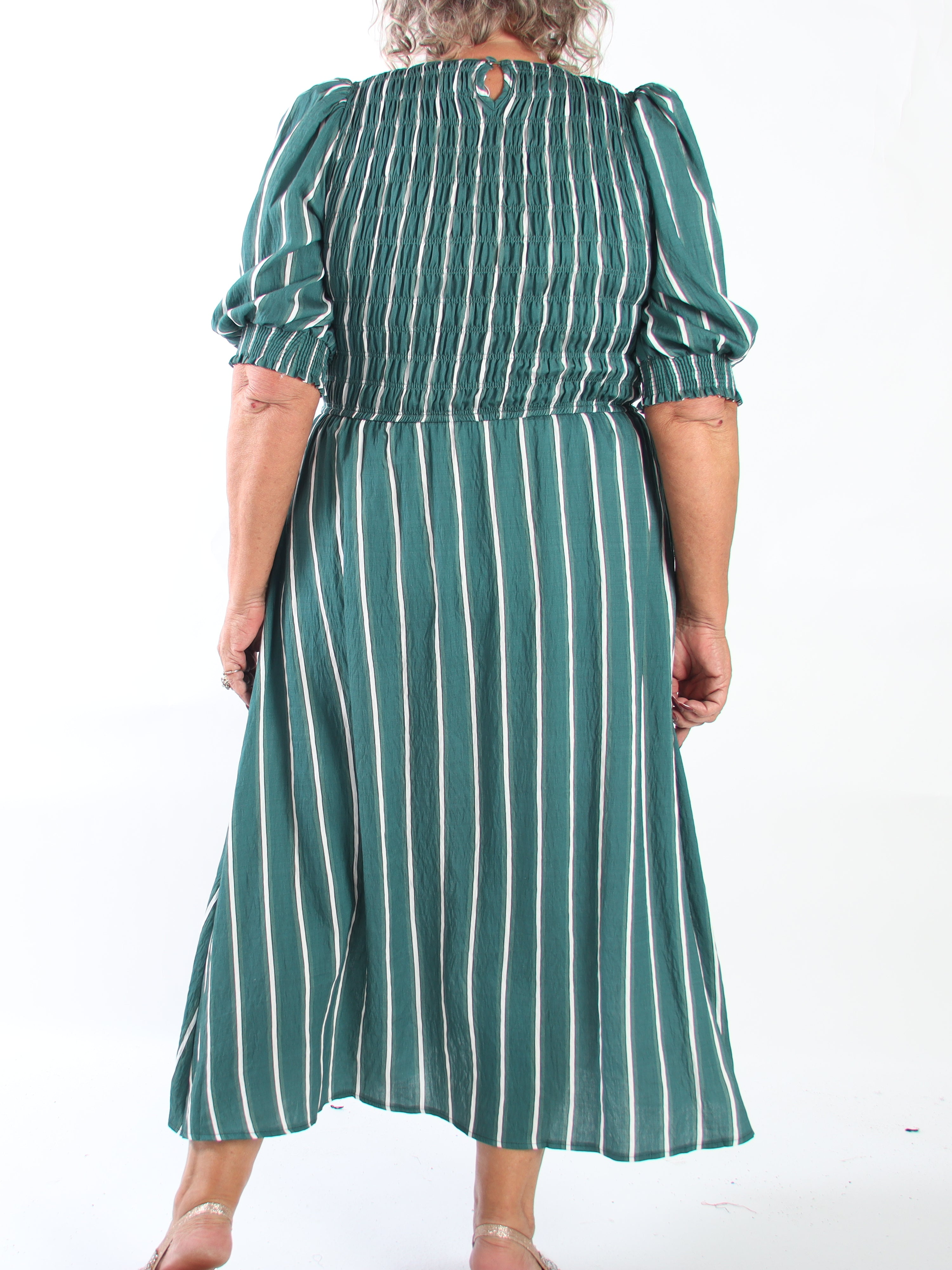 Amalie - Feminin stribet plus size kjole i viskose med smock over brystet og søde pufærmer