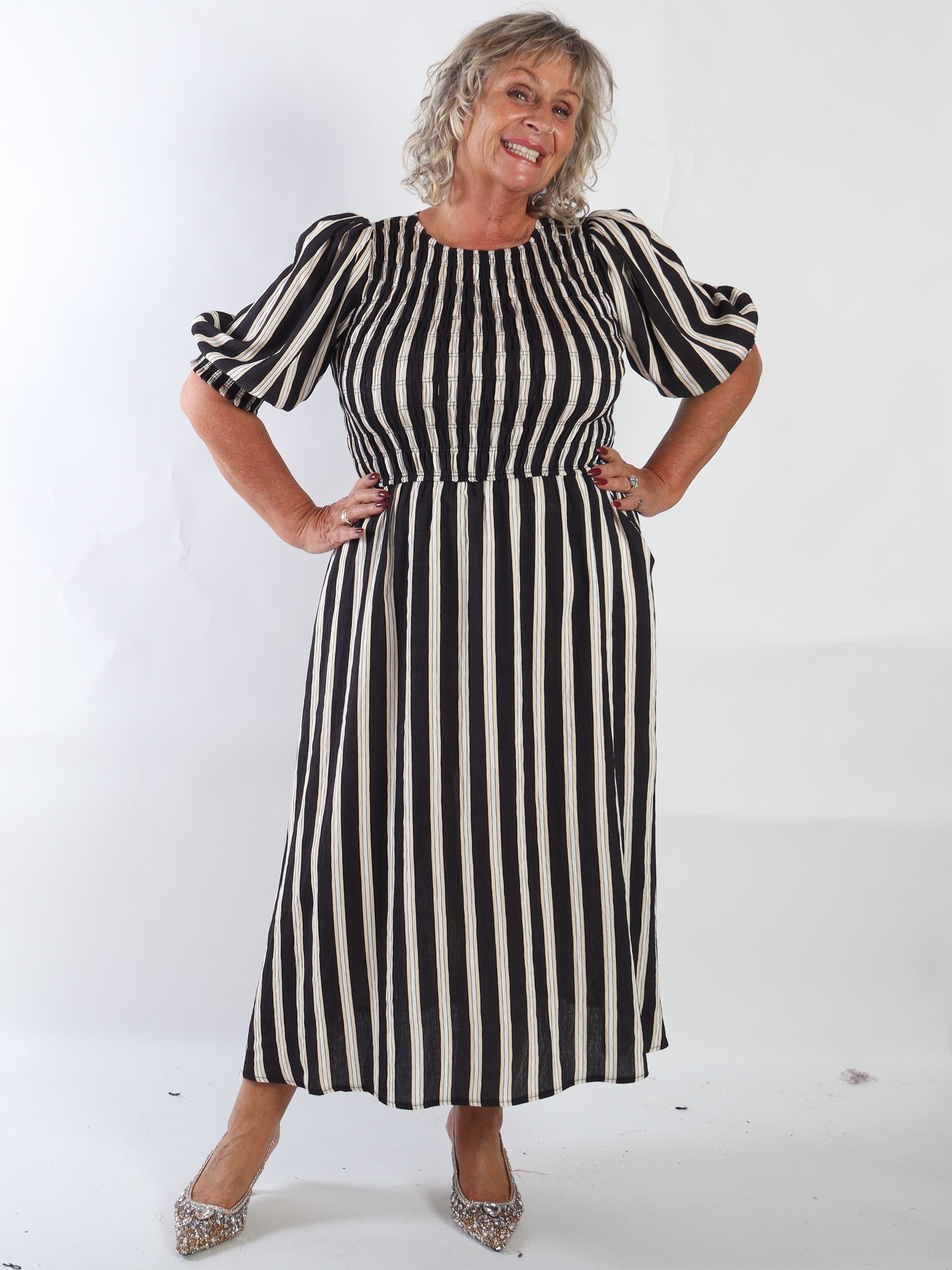 Amalie - Feminin stribet plus size kjole i viskose med smock over brystet og søde pufærmer