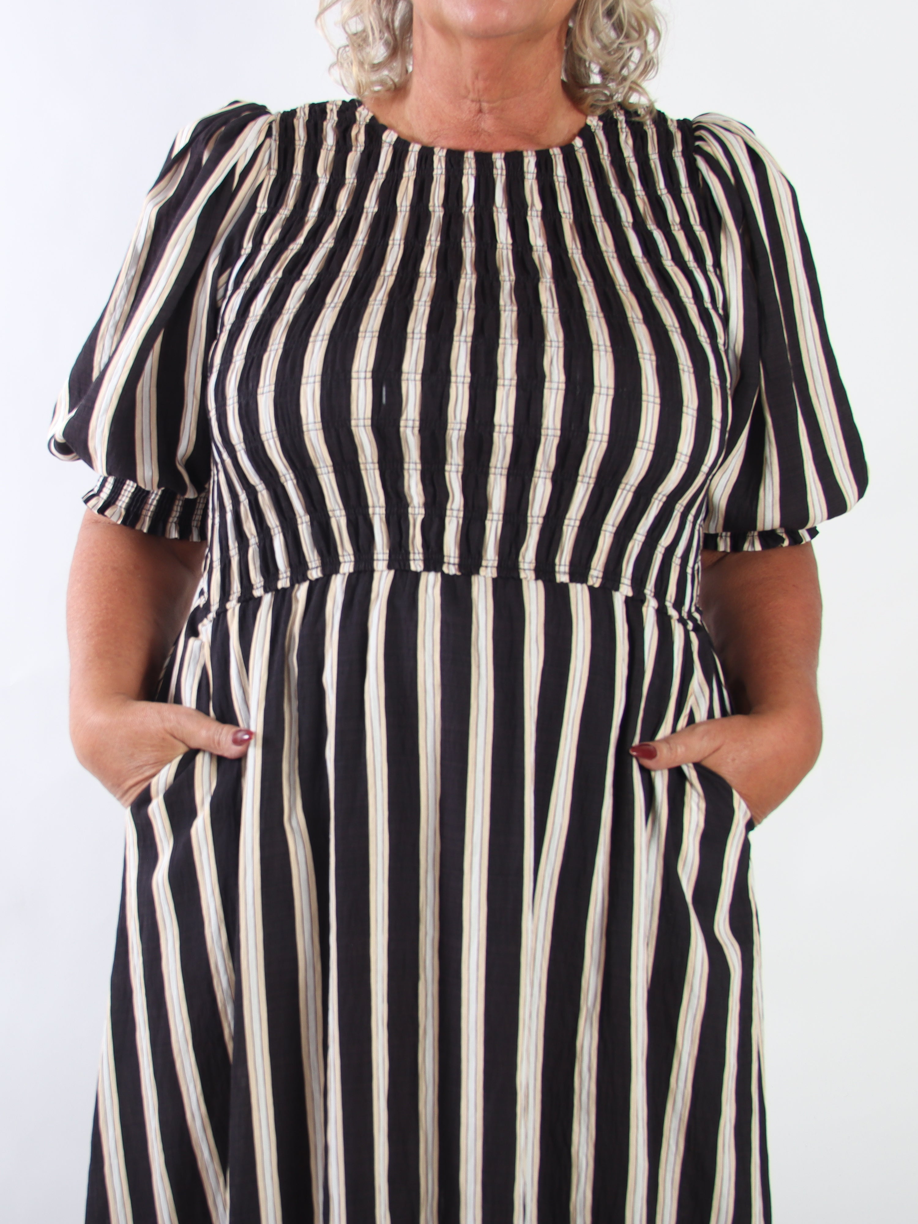 Amalie - Feminin stribet plus size kjole i viskose med smock over brystet og søde pufærmer