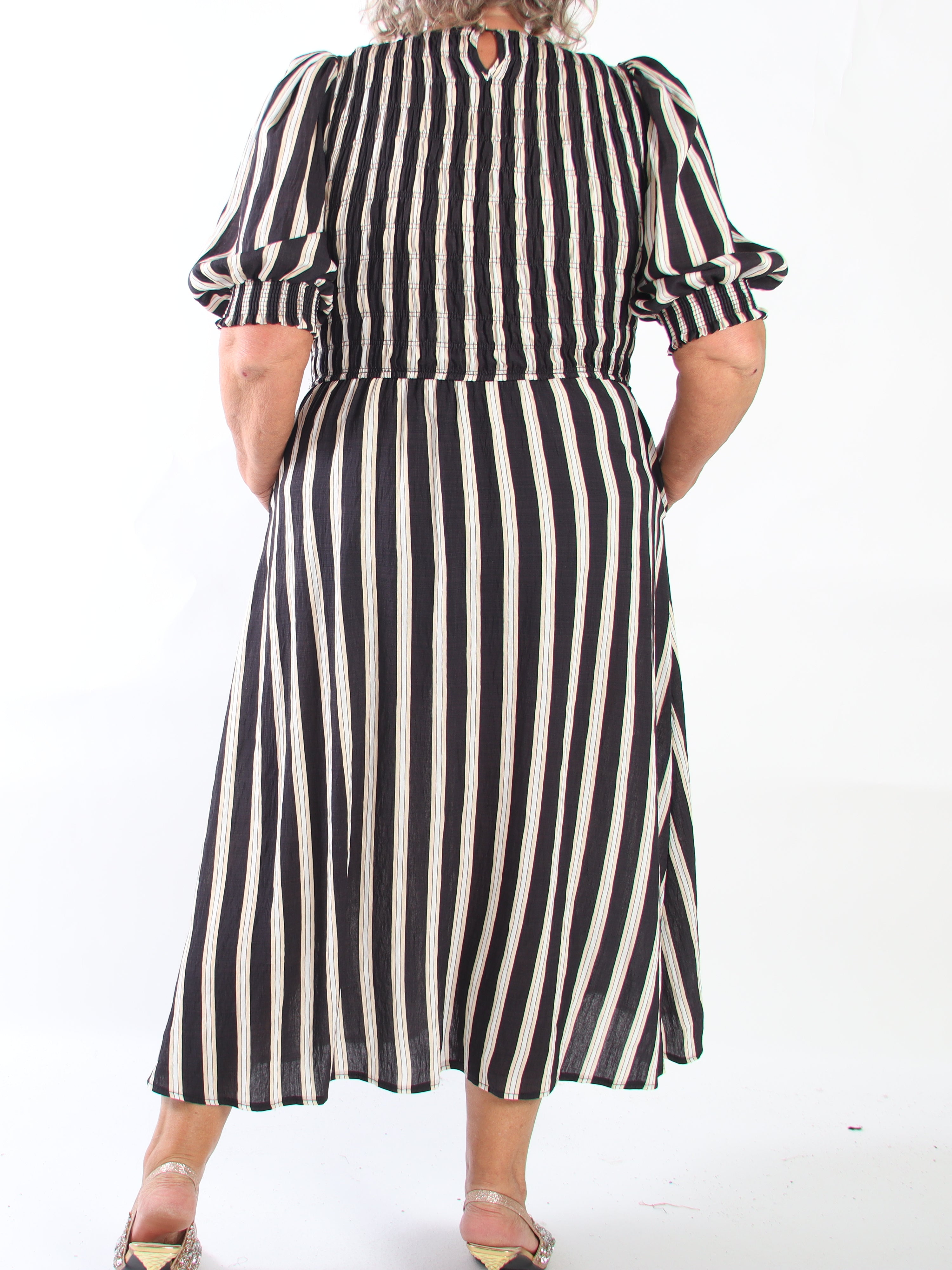 Amalie - Feminin stribet plus size kjole i viskose med smock over brystet og søde pufærmer