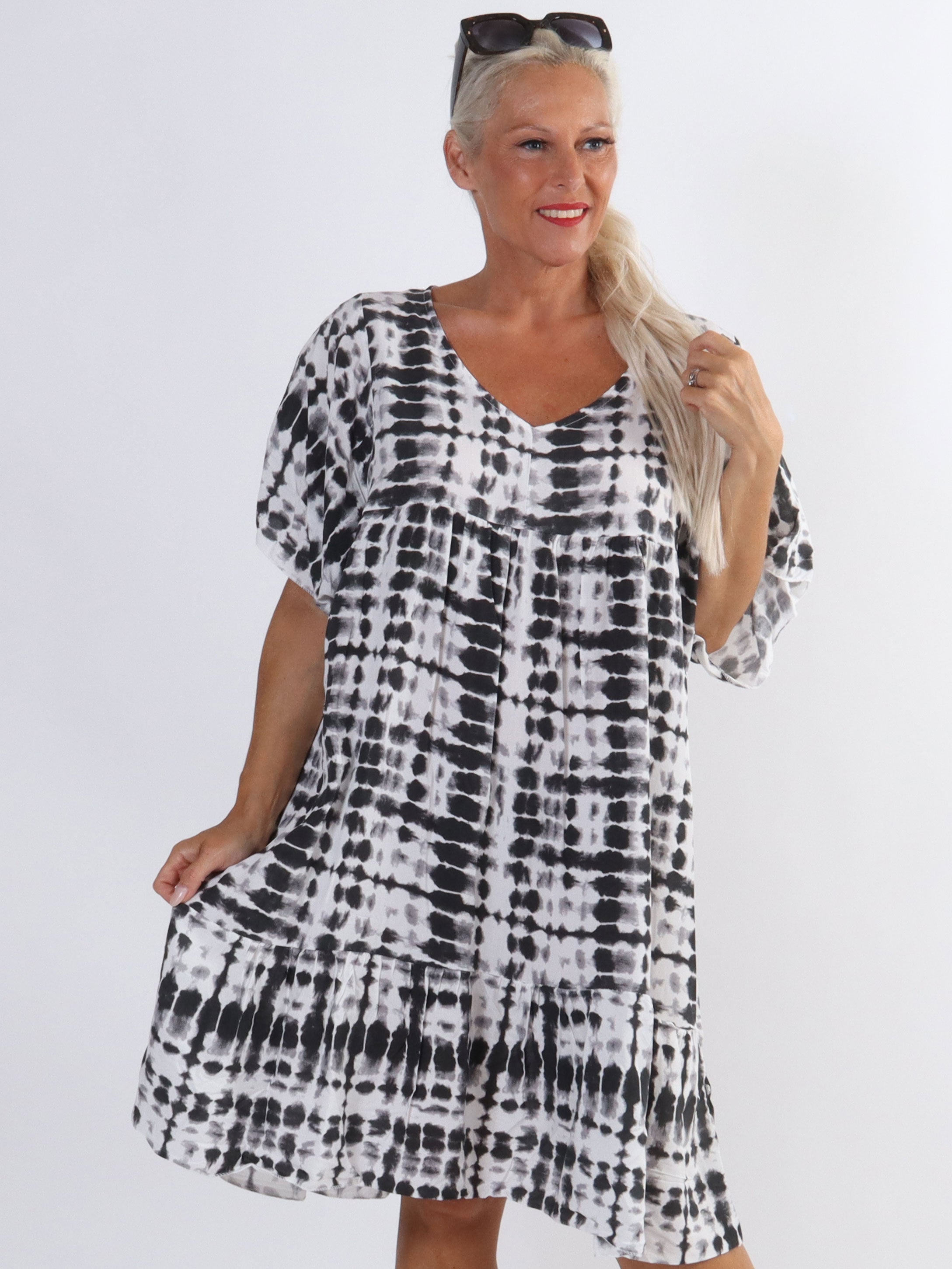Amanza - Sød plus size tunikakjole i viskose med batikmønster