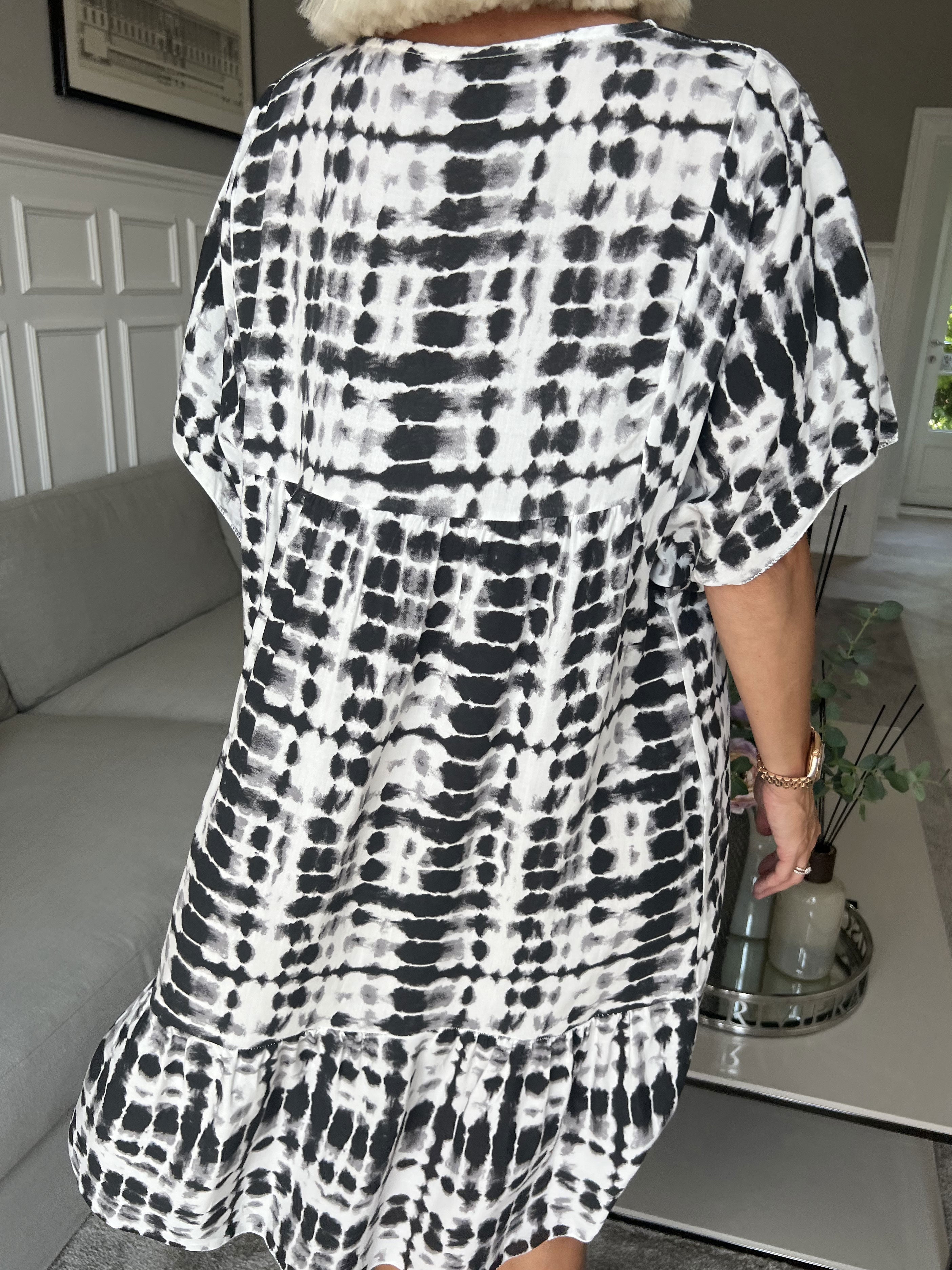 Amanza - Sød tunikakjole i viskose med batikmønster