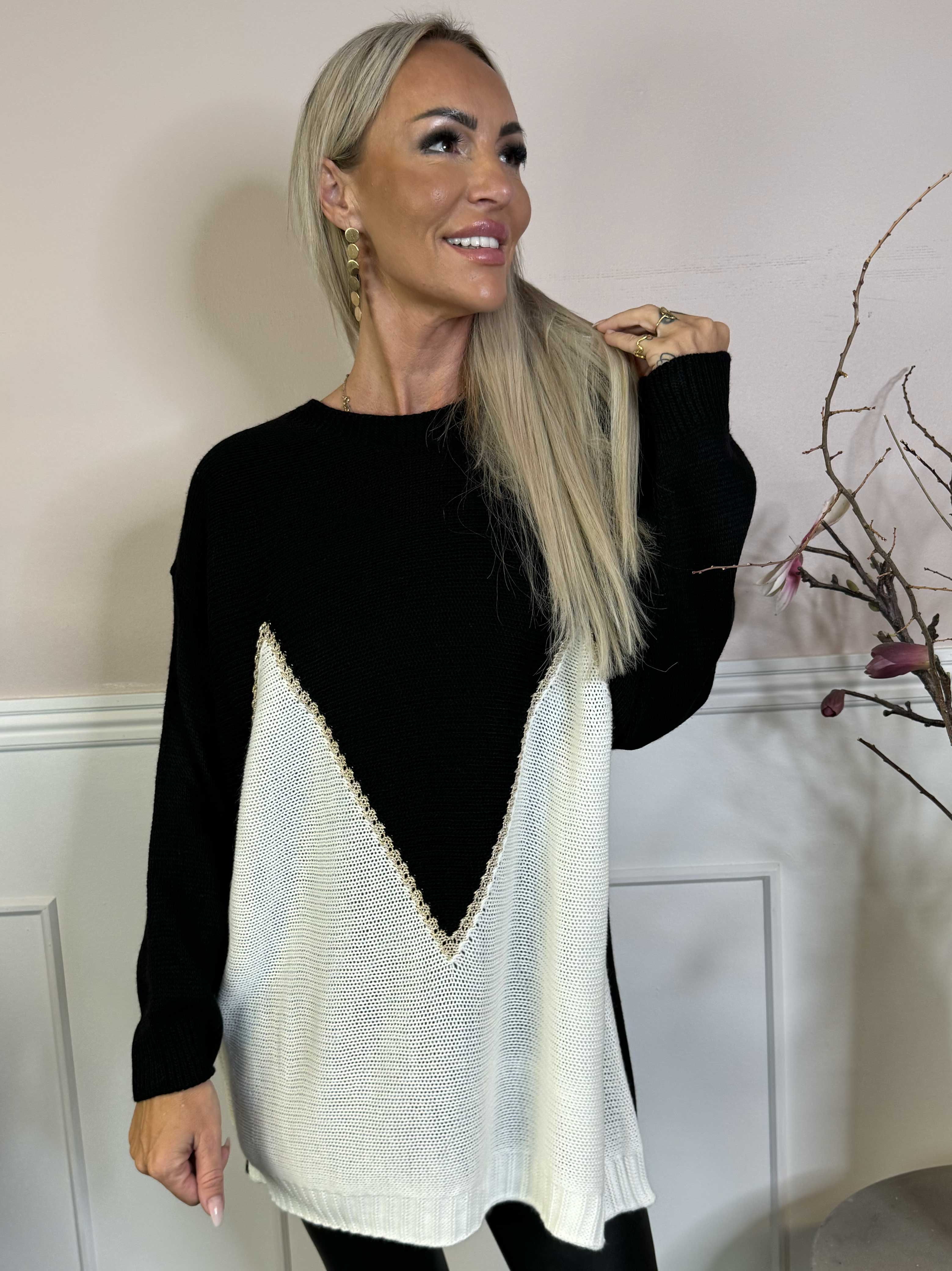 Amara Short - Tofarvet strikbluse med gulddetaljer