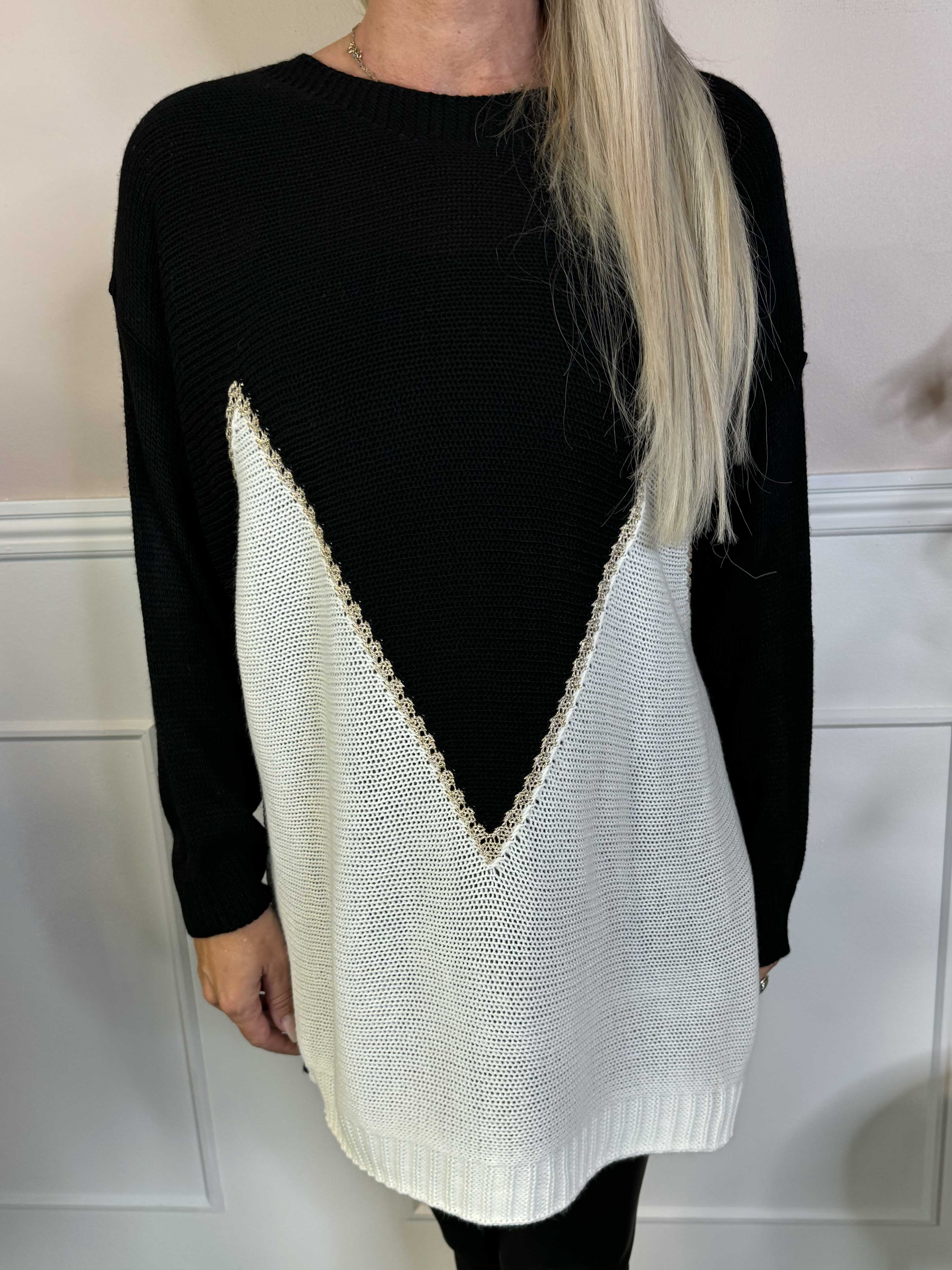 Amara Short - Tofarvet strikbluse med gulddetaljer