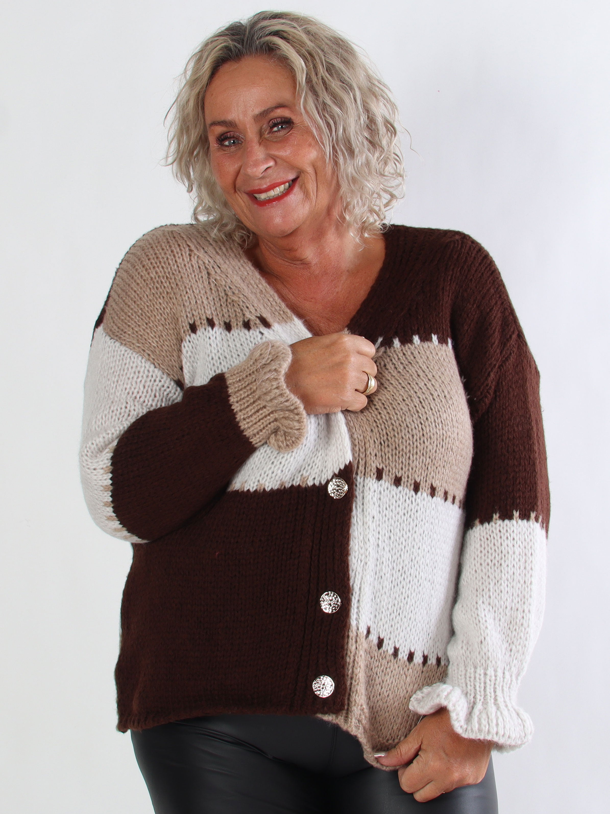 Amberlyn - Ternet plus size strikcardigan med guld knapper