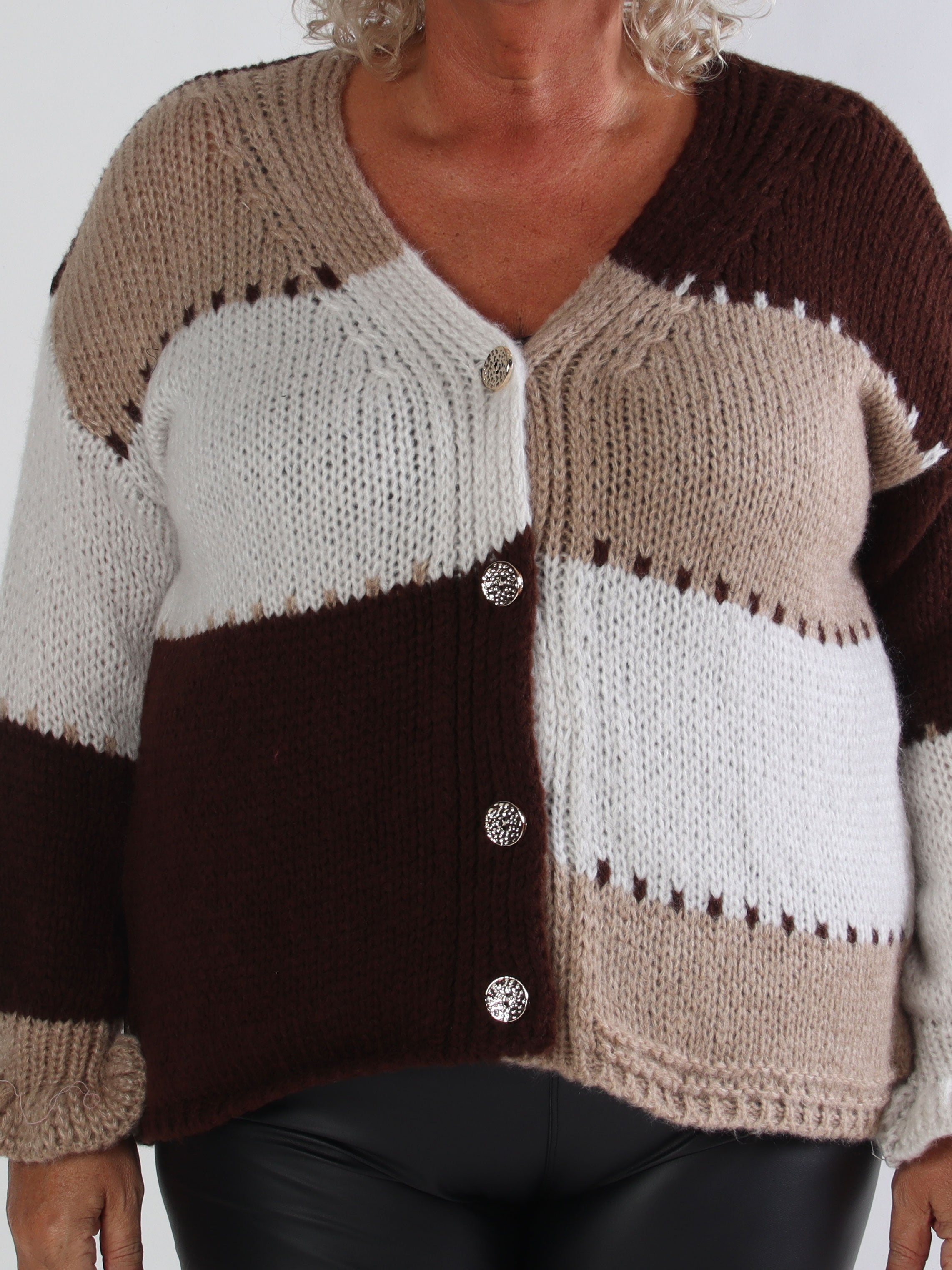 Amberlyn - Ternet plus size strikcardigan med guld knapper