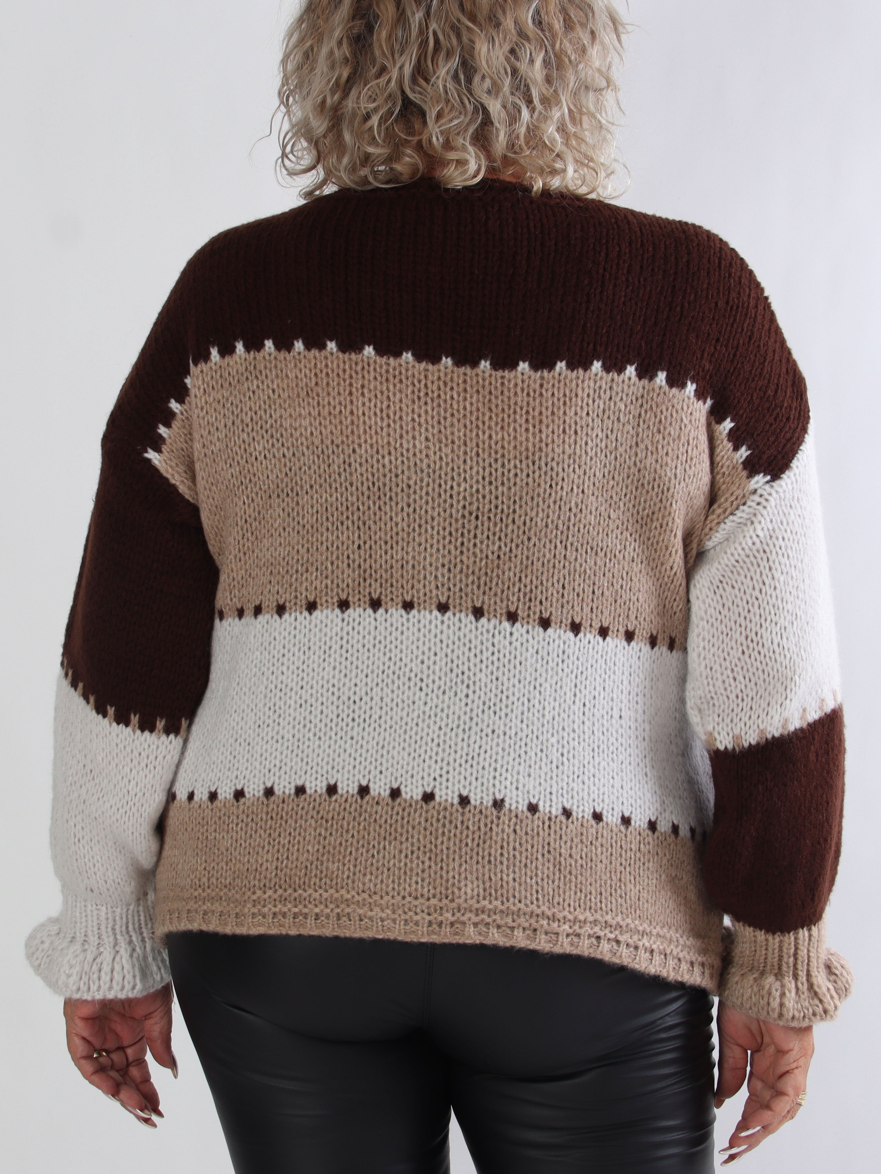 Amberlyn - Ternet plus size strikcardigan med guld knapper