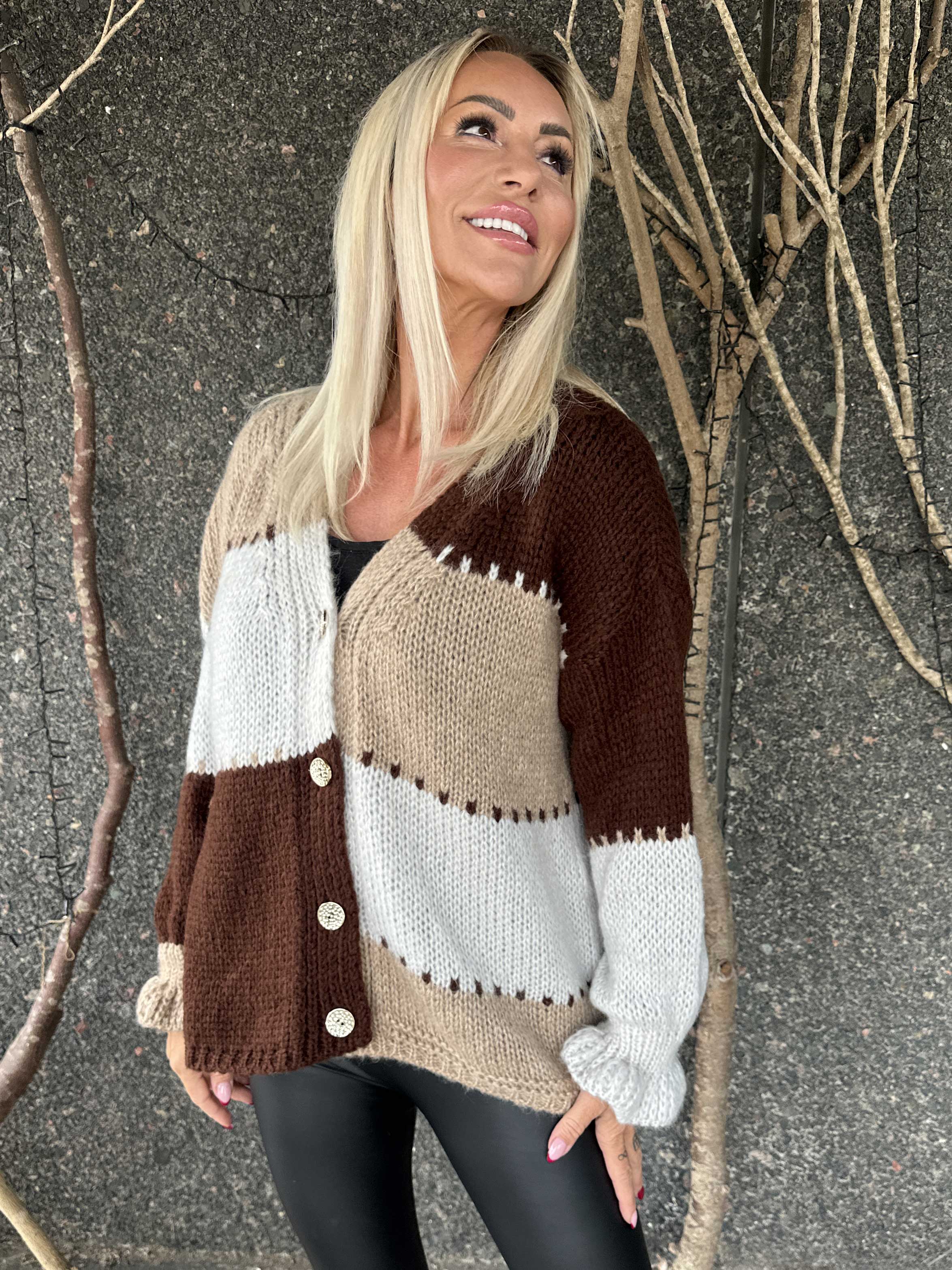 Amberlyn - Ternet strikcardigan med guld knapper
