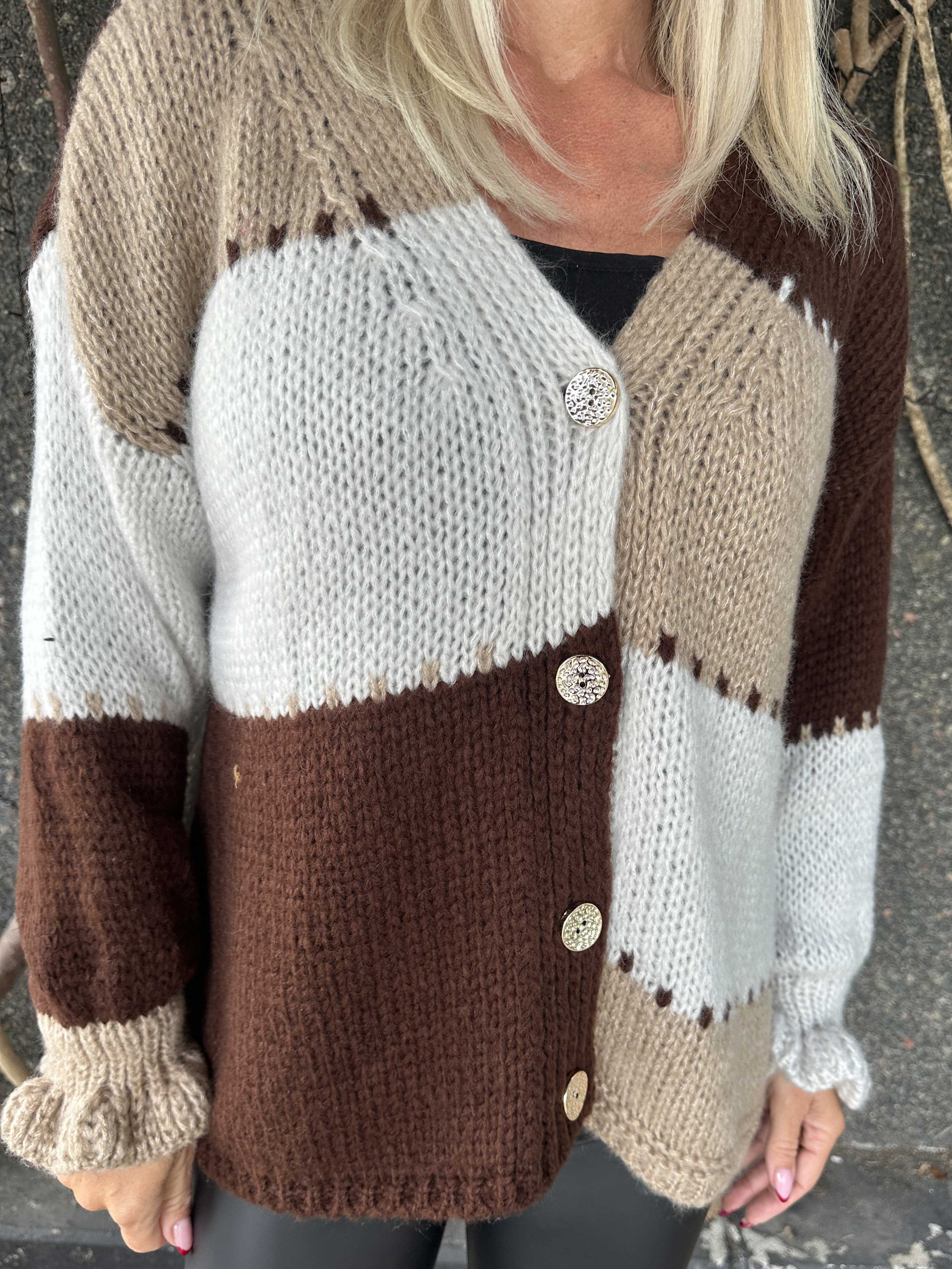 Amberlyn - Ternet strikcardigan med guld knapper