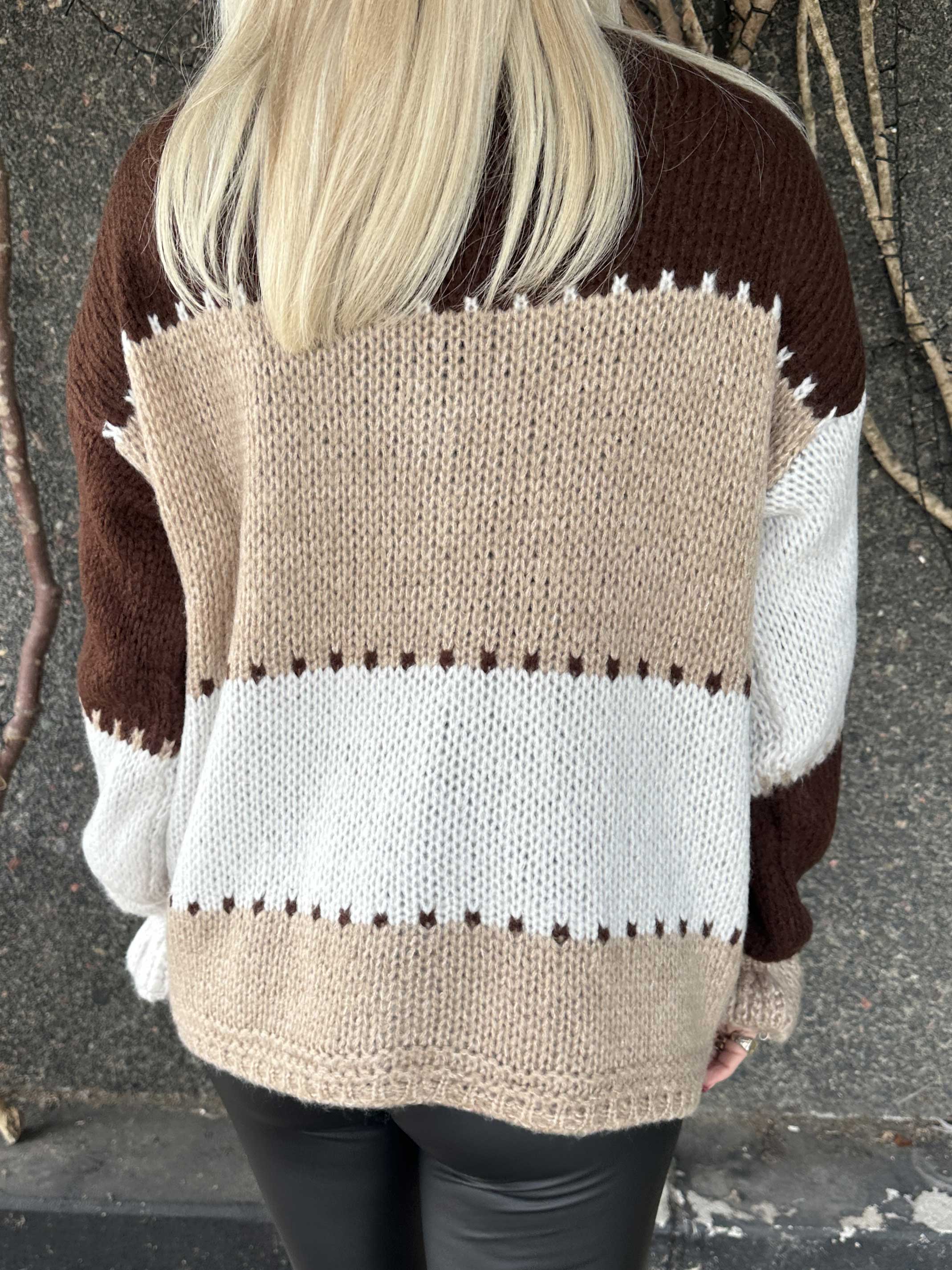 Amberlyn - Ternet strikcardigan med guld knapper